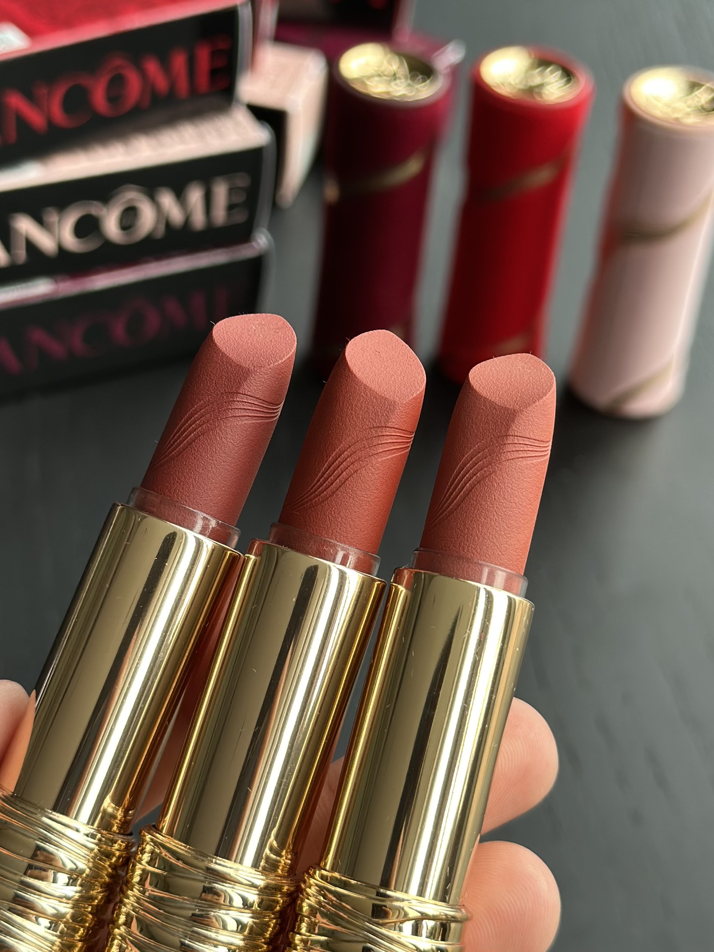 NO:809187,The three shades are all big hits, and they are shades that people will fall in love with at first glance!  !  !  #自心 naked - The day-to-day apricot color that I fell in love with at first sight. Apply it lightly and gently for everyday use. It is a full-feeling lip color that is very pseudo-no-makeup. It can be easily controlled even if you have yellow skin without makeup. Apply it thickly and use maple sugar-roasted chestnut mixed with a hint of red tones, which really lifts up the color!  The sense of high-end lazy daily life is full, and the daily miscellaneous model feels like a sight!  #296 Addictive Red - A reddish brown with full aura. The thin application is a rose-brown color. It has the beauty of regular menstruation!  The energy and blood look so full ~ The thick coating is the stunning red-brown color from the pictures, confident and aura, and the core is firm and Gao Zhijie feels!  #196 Cinnabar Orange - The cinnabar mole in the hearts of yellow-skinned sisters. The thin application is carrot orange, which is already very white, and the vitality is bright, and the vitality is rushing towards the face. The thick application is the eye-catching maple leaf red, which neutralizes the yellow air and does not fluoresce, and gives the look of a reflector when taking photos!  Improve facial folding in seconds!  !  !  , lipstick. lip glaze. lipstick19860909三款色号都是大爆品 是让人一眼就爱上的色号！！！ #随心裸-一眼就爱上的日杂杏色 薄涂日常温柔的肉桂茶杏棕,很伪素颜的饱满感唇色,黄皮素颜也可轻松驾驭. 厚涂是糅合了丝丝红调的枫糖烤栗,好抬起色！高级慵懒日杂感拉满,日杂模特既视感！ #296上瘾红 -气场全开撑场红棕 薄涂是玫瑰红茶色,有种月经很规律的美！气血显得好充盈~ 厚涂是画报里走出来的惊艳红棕,自信又有气场,内核敲稳的高智姐感！ #196朱砂橘-黄皮姐妹心中的朱砂痣 薄涂是胡萝卜橘红,就已经很显白了,元气又明媚,生命力扑面而来. 厚涂是敲吸睛的枫叶赤红,中和黄气不荧光,拍照自带反光板的神色！秒提高面部折叠度！！！,口红.唇釉.唇膏,accessory