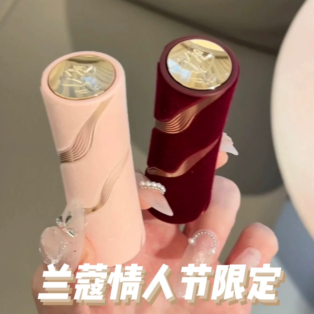 NO:809184,Relax in the new year!  Good Qi Xue makeup brings good luck!  !  !  New colors for the New Year, Lancôme Pure Love Limited Edition is really a blast to kick off the New Year!  !  The gilt lines and textured velvet packaging are amazing #LancomeXuXin Naked This new color is so beautiful!  It can look beautiful without any complicated makeup. On the lips, it is a maple-roasted chestnut color that is full of complexity. It is easy to control with yellow skin. It is a look that looks great even without makeup. It can easily create a winter atmosphere!  The beauty of being casual, self-consistent and determined!  #LANCOME296 Addictive Red is a warm red blended into a calm brown, an invincible sister color with an attitude. The reddish brown color is the anchor of autumn and winter. Apply it lightly with black tea rose color, and apply it thickly with a rich retro look. I really love it when going out for parties!  !  !  #LANCOME196 Cinnabar Orange is a classic and timeless bright natal red. It instantly gives you a sense of nobility and is invincible for whitening. The orange-red tone really gives people a sense of nobility and attracts money!  Why isn’t it a law of attraction?  , lipstick. lip glaze. lipstick19860909新年松弛上阵！好气血妆接好运！！！ 新年上新色,兰蔻菁纯赴爱限定真的是开年王炸！！ 鎏金线条搭配质感丝绒的包装赢麻了 #兰蔻 随心裸 这支新色简直美的太绝了！不用其他太繁杂的妆造也可以很美,上嘴就是日杂感满满的枫糖烤栗子色,黄皮轻松驾驭,是素颜涂也会很出彩的一只,轻松打造冬日氛围感！随性自洽笃定的美！ #兰蔻296 上瘾红 热烈的红萃进冷静的棕,无敌有态度的一只姐姐色.红棕色就是秋冬的定海神针,薄涂红茶玫瑰色,厚涂浓郁复古,出门聚会撑场面真的很爱！！！ #兰蔻196 朱砂橘 经典不过时的明媚本命红,贵气感一下就来了,无敌显白.橘红调真的给人贵气吸金的感觉！怎么不算一种吸引力法则呢！,口红.唇釉.唇膏,accessory