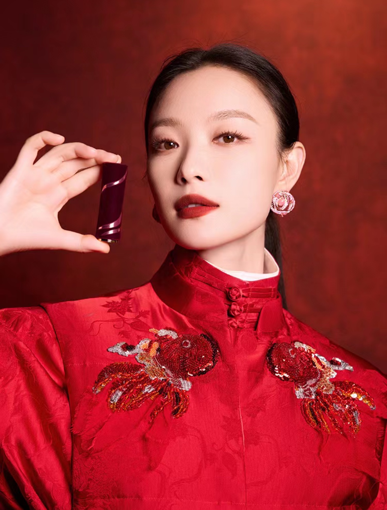 NO:809175,The same style as Ni Ni’s Spring Festival Gala!  !  !  Lancôme #296 Addictive Red Oriental red lips, add Chinese style~ A touch of retro reddish brown, blessing the lips with good luck!  !  !  , lipstick. lip glaze. lipstick19860909倪妮春晚同款！！！兰蔻#296上瘾红 东方红唇,妆点中式风采～ 一抹复古红棕,唇间红运加持！！！,口红.唇釉.唇膏,accessory