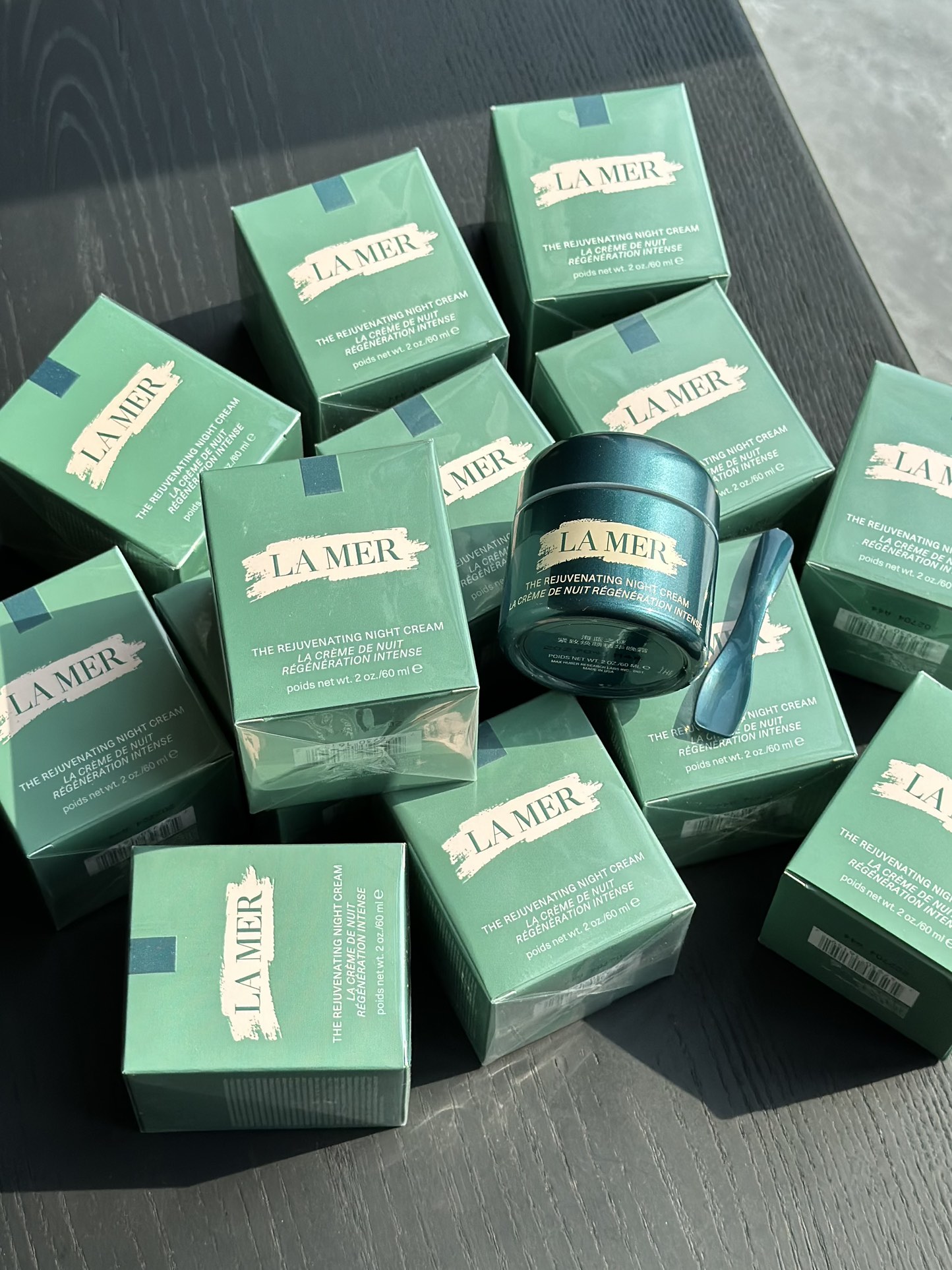 NO:809209,When it comes to anti-aging, you still need to look at information from the industry so that you can be one step ahead on the road to anti-aging!  Now the era of anti-aging 1.0 and 2.0 is a thing of the past... Others are still following the 24H routine of morning and evening R for anti-aging, but La Mer has broken the convention and time limit, expanding and upgrading to 24+8h!  !  !  La Mer Miracle Day and Night Cream has opened the anti-aging 3.0 era in such a refreshing way!  !  !  The Miracle Cloud Cream during the day provides 24 hours of anti-aging and antioxidant protection all day long, solving stubborn lines such as nasolabial folds and fine lines at the corners of the eyes. It can also solve the complex aging problem of collapsed skin from the root♀ The Miracle Night Cream adds an additional 8 hours of effective anti-aging at night, allowing the skin to get a full beauty sleep and wake up with a good complexion like a sleeping beauty. With these two combinations, the anti-aging effect is like a 'small disk' directly expanding into an 'infinite cloud storage', giving you 8 hours more anti-aging time every day than others!  You can become four months younger in one year. Isn’t this cheating?  Anti-aging and outperforming your peers is not a dream!  !  !  , skin care products19860909抗老还是要看业内信息,才能抗老路上快人一步！ 现在抗老1.0、2.0 时代都是过去式了…… 别人抗老还在遵循早晚R的24H常规抗老,而海蓝之谜已打破常规和时限,扩容升级到24+8h！！！ 海蓝之谜奇迹日夜霜就这么水灵灵地开启了抗老3.0时代！！！白天奇迹云绒霜24H一整天修护抗老抗氧,解决法令纹、眼角细纹这样的顽固纹路,还能从根源解决肌底垮塌的复合型衰老问题♀ 奇迹晚霜额外增加夜间8H高效抗老,让肌肤睡饱美容觉,睡醒就有睡美人一样的好气色.这两搭配,抗老效果就好比“小小的磁盘”直接扩容成“无边的云存储”,每天比别人多8H抗老时间！一年就能年轻四个月,这不妥妥开挂吗！抗老跑赢同龄人不是梦！！！,护肤品,accessory
