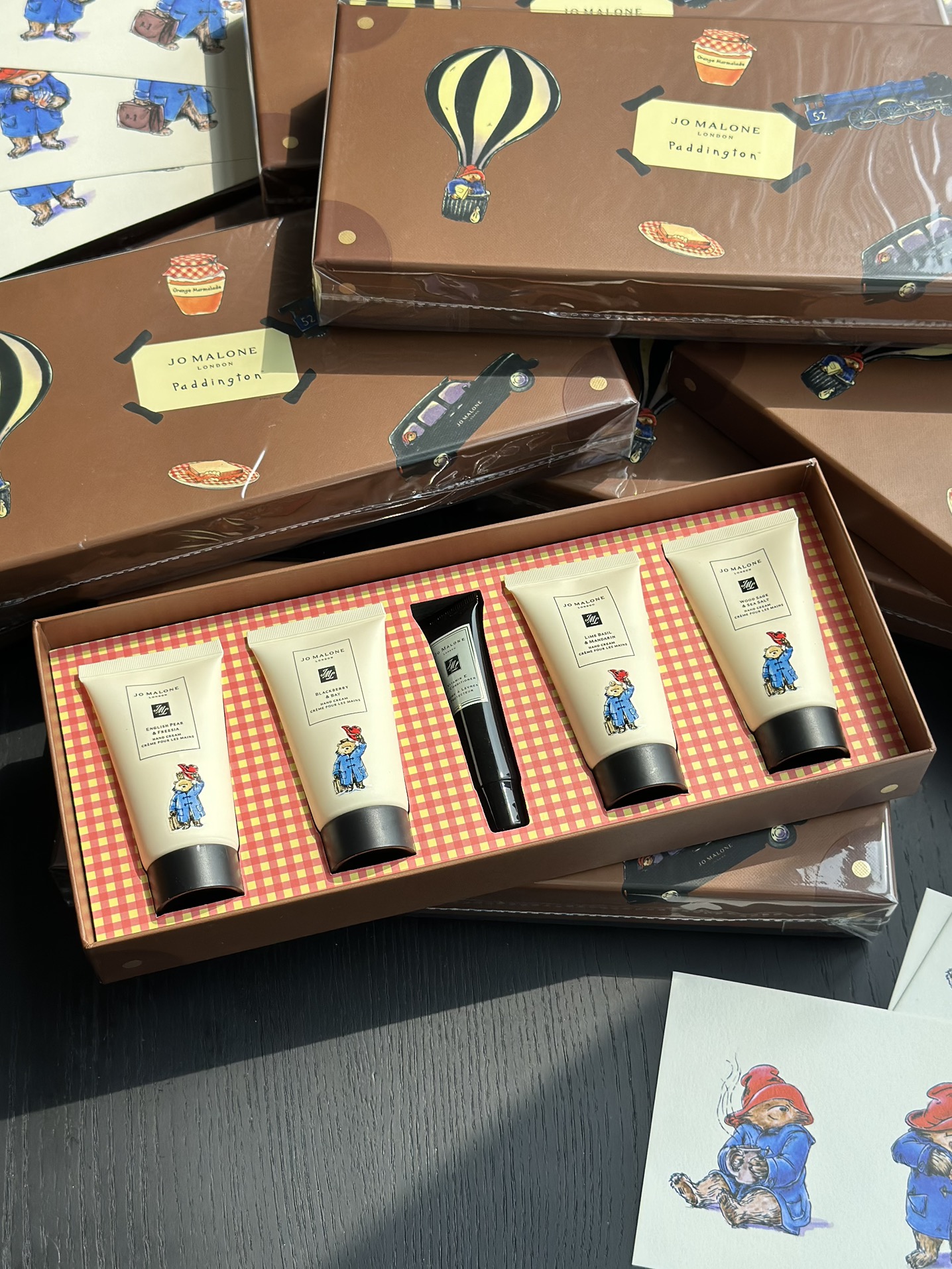 NO:809231,The new product of the Jo Malone  In addition, we will also provide gift packaging bags and message cards with Paddington Bear patterns on them! The quality of the paper is really good! You won’t be disappointed by the small details when you give it away! It’s a great gift to keep!19860909祖玛珑X帕丁顿熊联名系列新品 JO MALONE LONDON”与英国人气角色帕丁顿合作.以帕丁顿熊为主题的礼品系列现已上市. “祖玛珑维他命E润唇蜜”（15ml） 限量设计的“护手霜”（50ml）限时发售 此外,还将提供仅限合作的礼品包装包装袋和印有帕丁顿熊图案的寄语卡片！！卡片上的帕丁顿熊真的好可爱呀！！质量也很好！不是薄薄的那种纸片哦～拿来送人不会被小细节打倒！到手就是高品质套盒的感觉！！！送人超有面子！自留也非常不错的,护手霜,accessory