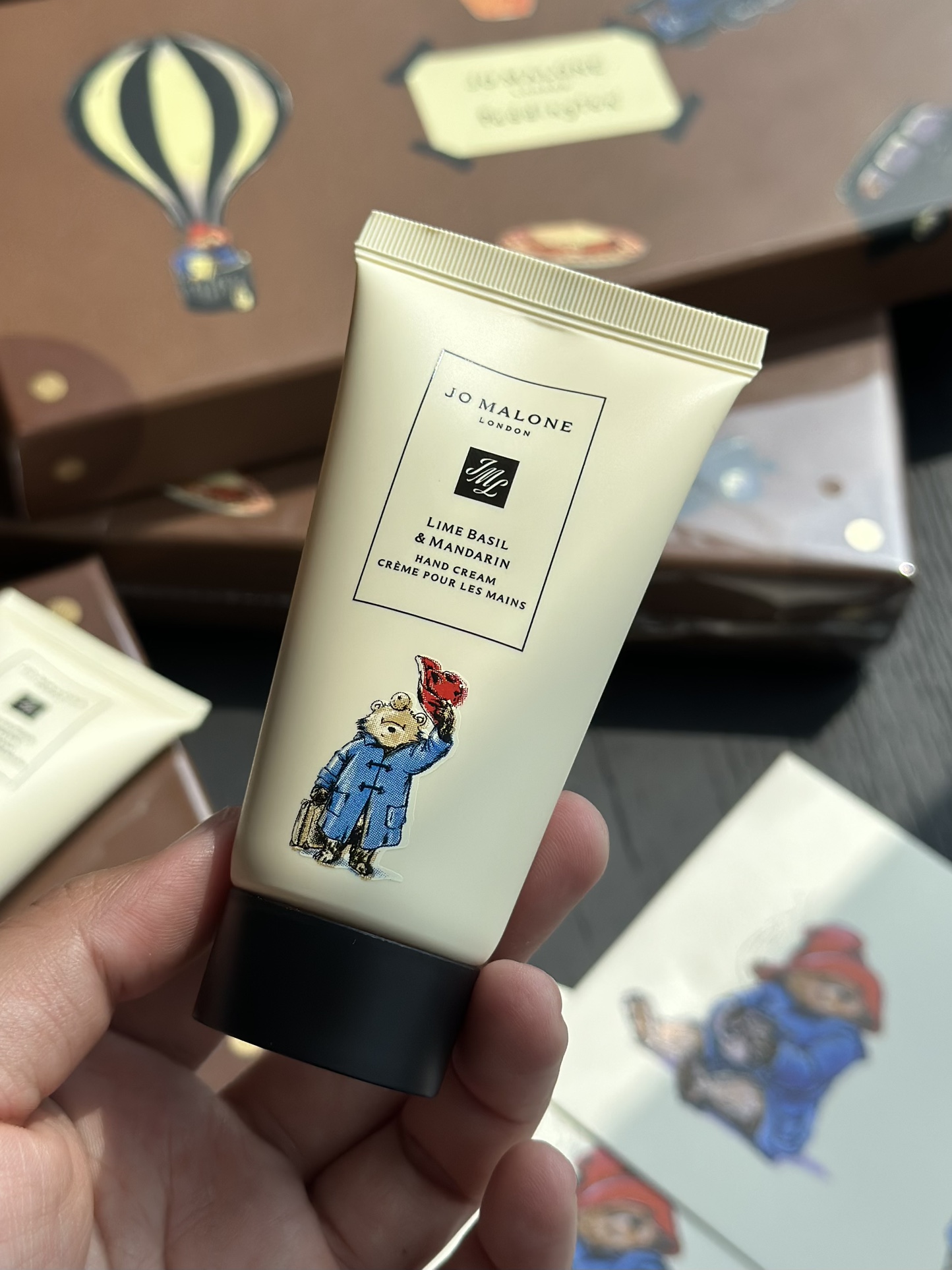 NO:809222,Every flavor of the hand cream is a classic. The hand cream 50ml (English pear and freesia) is mellow, sweet and slightly intoxicating. The sweetness and refreshing taste of the first ripe English pear brings a golden and warm poetry. Top notes cantaloupe and pear. Middle notes are freesia and rose. Base notes are musk. Patchouli amber. Rhubarb (sage and sea salt). Contains vitamin E and sage extract.  Easy to penetrate and absorb, while protecting and moisturizing hands, leaving the skin with a fresh woody aroma. Refreshing sea salt mixed with woody aroma, which is the smell of a boy in white clothes by the sea. (lime basil and citrus) Sultry, intoxicating, passionate, refreshing with a slightly spicy fragrance, just like the breeze blowing from the Caribbean. Top notes: lime, orange, bergamot, middle notes: basil, lilac, iris, thyme, base notes: patchouli.  Vetiver (blackberry and bay leaf) Top notes: blackberry, citrus, grapefruit, middle notes: bay leaf, hollow orchid, jasmine, base notes: vanilla root, cedar, berries, hand cream19860909护手霜每个味道拿出来都是经典爆款 护手霜50ml（英国梨与小苍兰）芳醇 清甜 微醺 初熟英国梨的甜美清爽、捎来金灿温暖的诗意 前调香瓜梨 中调小苍兰 玫瑰 后调麝香 广藿香 琥珀 大黄（鼠尾草与海盐） 蕴含维他命E与鼠尾草精萃 易于渗透好吸收、同时保护和滋润双手 让肌肤散发清新木质芳香 清爽的海盐混合着木质香 是海边白衣少年的味道.（青柠罗勒与柑橘）撩人 醉人 热情 爽沁中伴随着微微辛香 宛如拂来加勒比海的微风 前调青柠 橘子 香柠檬 中调罗勒 紫丁香 鸢尾花 百里香 后调广藿香 香根草（黑莓与月桂叶） 前调黑莓 柑橘 葡萄柚 中调月桂叶 空谷幽兰 茉莉 后调香草根 雪松 莓子类,护手霜,accessory