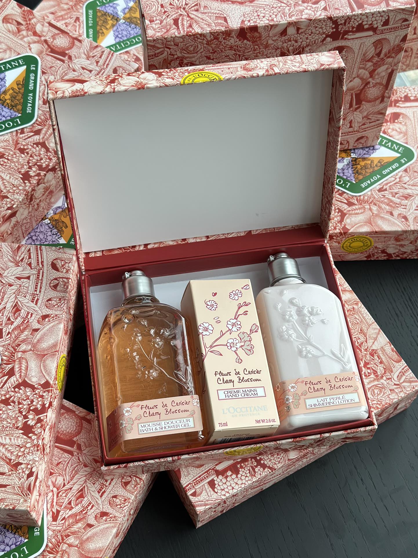 NO:809199,Fall in love with bathing. Human high-quality bath cover Osu single cherry blossom set smells really good ~ this series is refreshing and smells good!  When I opened it, I smelled a cherry blossom scent!  The pink and tender color really belongs to the sweet pure lust style and can be grasped directly!  It can also bring you a longer-lasting nourishing feeling while bathing!  Cleansing and care products are really important, especially as the weather gets hotter and the hotter season approaches~ This set is a must-have and comes out once a year in a limited edition. It’s very cost-effective to keep for yourself, and it’s really nice to give as a gift!  , toiletries19860909爱上洗澡 人类高品质沐浴套欧舒单樱花套装 真的太好闻了～这个系列清爽又好闻！ 冷不丁打开闻到有一股樱花味的味道！粉粉嫩嫩真的属于甜甜的纯欲风直接拿捏住了！沐浴的同时也能为你带来更持久滋养的体感！洗护产品真的很重要,尤其是随着天气越来越热、又要迎来燥热的季节～这套简直太刚需了一年出一次的限定套盒非常自留划算,送人真的很好看！,洗护用品,accessory