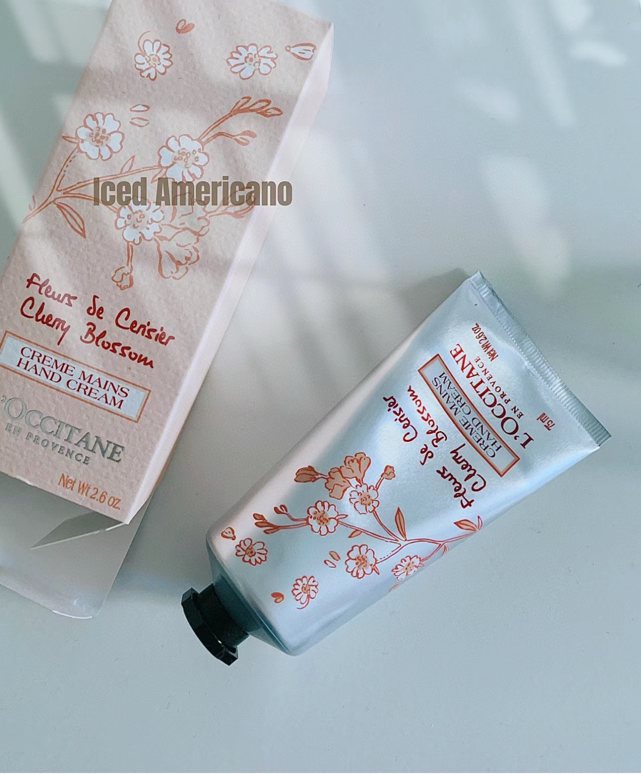 NO:809206,Sakura-flavored hand cream that softens and nourishes the skin. It is rich in shea butter, glycerin and vitamin E. It has a light texture and effectively nourishes, softens and protects the skin of the hands. It is lightweight and easy to put in a handbag or travel. It is a toiletries product.19860909樱花味柔肤滋养的润手霜 含丰富乳木果油、甘油及维他命E、质感轻盈,有效滋养、柔肤及保护手部肌肤,体积轻巧,方便放入手提袋或旅行,洗护用品,accessory