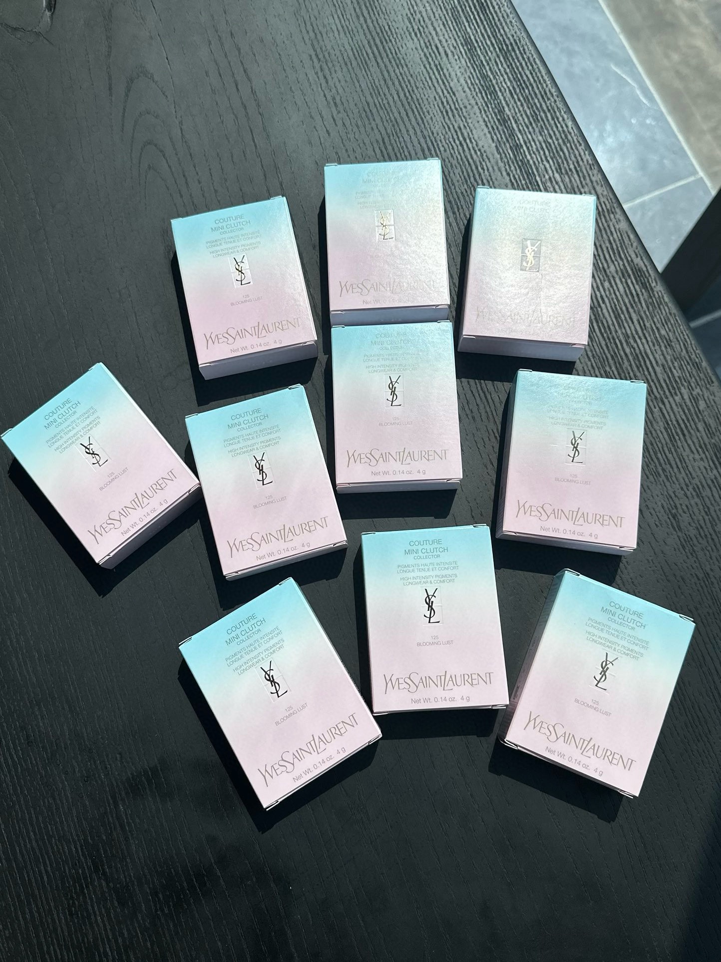 NO:809270,Saint Laurent’s limited edition rainbow gradient leather eyeshadow is here ~ YSL pink and blue gradient eyeshadow is really hard to put down!  !  !  You'll fall in love at first glance!  !  !  The texture of this eyeshadow is very delicate ~ the coloring effect is very natural and the durability is very high!  !  !  Several eyeshadow styles in one palette, makeup, saint laurent, saint laurent19860909圣罗兰限定款彩虹渐变皮革眼影来咯～ YSL粉兰渐变眼影,真的让人爱不释手！！！ 看一眼就会爱上！！！ 这款眼影的质地非常细腻～ 上色效果非常自然,持久度也很高！！！ 一盘画好几种眼影风格,彩妆,saint laurent,saint laurent,accessory