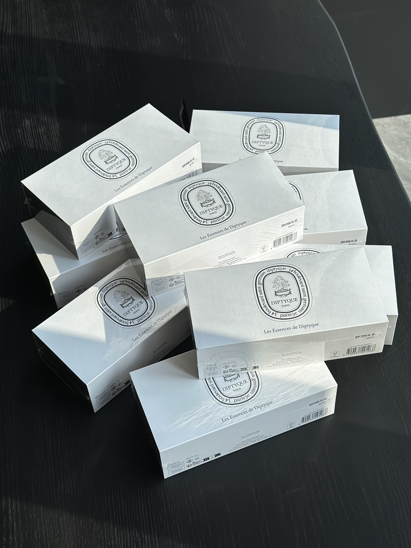 NO:809215,In the fall of 2025, Diptyque officially launches a new perfume series 'Les Essences de Diptyque'. This series uses the bottles used at the beginning of the brand's creation. The classic oval logo glass carving is like a bright window leading to the master's paintings on the other side. The series consists of five eau de parfums and invites many perfumers who have long-term cooperation.  The teacher worked with Irish artist Nigel Peake to create a creation that combines olfactory experience and visual aesthetics. The name of the brand shows the ambition and pattern of the brand. 'Daqian' is a Buddhist term that refers to the vast and boundless world. It means drawing inspiration from the endless poetic beauty of nature and paying tribute to the rare treasures contained in nature., perfume, loro  piana198609092025秋季Diptyque正式推出全新香水系列『LesEssencesdeDiptyque』该系列采用品牌创建伊始使用的瓶樽,经典的椭圆标识玻璃雕刻,如同一扇明窗通往另一侧的大师画作.该系列由五款淡香精组成,邀请长期合作的多位调香大师与爱尔兰艺术家NigelPeake,携手打造兼顾嗅觉体验和视觉审美的创作,大千之蕴,从名字可见品牌的野心与格局,“大千”为佛教用语,代指广大无边的人世,意喻从大自然无尽的诗意之美中汲取灵感,致敬自然间所蕴藏的奇珍异宝.,香水,loro piana,accessory
