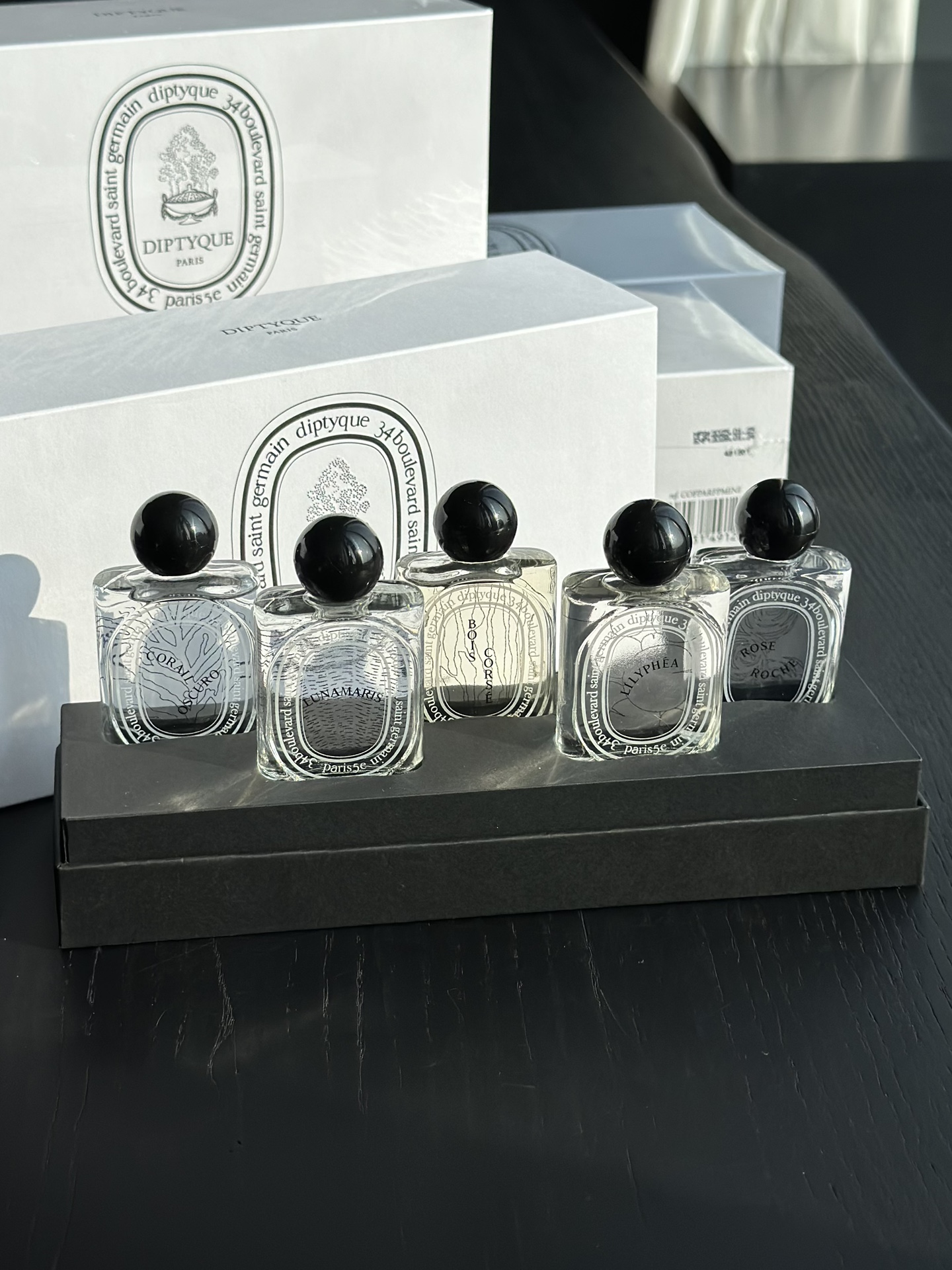 NO:809212,Each bottle of perfume is like a painting, taking you to explore the unknown world of senses. From the coral in the deep blue sea, to the crystal clear mother-of-pearl, to the bark in the forest after the rain, Diptyque uses fragrance to outline intoxicating natural scenes. A full-size bottle of 100ml is priced at a low price. The Q fragrance gift box is a limited edition and is really rare. For a small bottle, you can get 5 bottles of different flavors for the price of a full-size perfume!  It’s not burdensome to use, and it’s good as a home decoration. Perfume19860909每一瓶香水都宛如一幅画卷,带你探索未知的感官世界从蔚蓝深海的珊瑚,到晶莹剔透的珍珠母,再到雨后森林中的树皮,Diptyque用香味勾勒出了一幅幅令人陶醉的自然景象. 正装一瓶100ml,价格就要,Q香礼盒属于限量款真的很难得,小小一瓶,一瓶正装香水的价格可以get5瓶不一样的味道！用起来也没负担,平时当个家里的摆件也不错.,香水,accessory