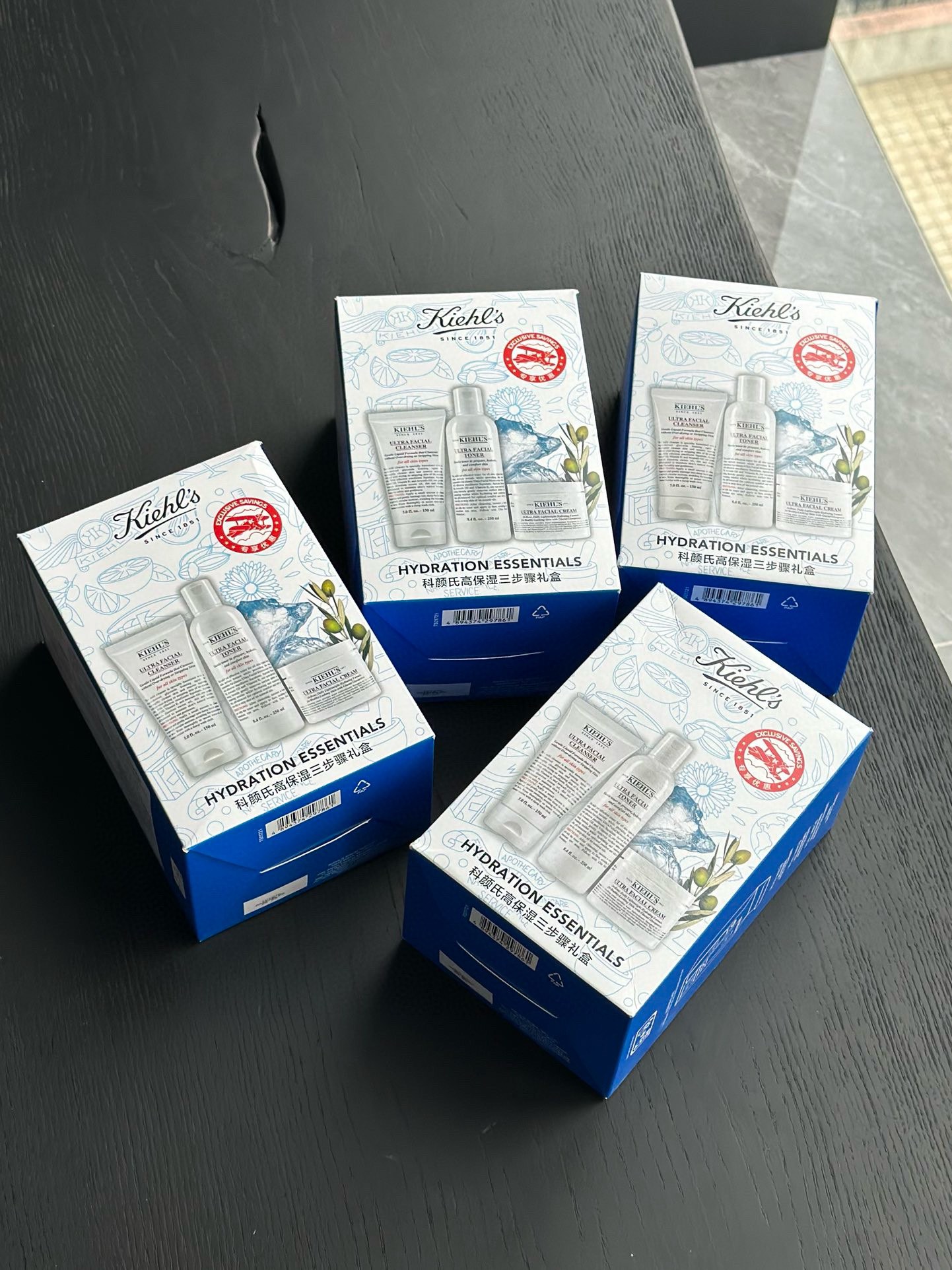 NO:809268,Dry skin savior!  Kiehl's High Moisturizing Three-piece Set is here. Facial Cleanser 150ml High Moisturizing Water 250ml High Moisturizing Cream 125ml is absolutely useless!  !  !  Suitable for dry, medium to dry, normal and medium to oily skin!  !  !  Kiehl's Highly Moisturizing Facial Cleanser 150ml Highly moisturizing for dry skin, I really love it!  Not only is it excellent in hydrating, it has strong cleansing power but is also gentle. You can use it to wash your face with peace of mind even after applying acid. It can be said that it combines the advantages of cleansing. Kiehl's High Moisturizing Water 250ml This water is simply the mother of dry skin... The main ingredients are squalane, apricot oil, avocado oil, vitamin E and sweet almond oil. Kiehl's High Moisturizing Cream 125ml Water and lotion can never replace face cream, you must use cream all year round!  The cream itself can help the skin thicken the stratum corneum to resist damage in extremely cold and dry environments. Coupled with the more skin-friendly olive squalane and layer-by-layer repair of ceramides, it can strengthen the skin barrier, moisturize and lock in moisture to a higher level!  !  !  , skin care products19860909干燥肌救星！科颜氏高保湿三件套来啦 洗面奶150ml高保湿水250ml高保湿面霜125ml绝无鸡肋！！！适合干性、中偏干、中性和中偏油性肌肤！！！ 科颜氏高保湿洗面奶150ml 高保湿干皮真的爱到飞起！补水优秀不说,清洁力强的同时还贼温和,哪怕刷酸后都能用它安心洗个脸,堪称把洁面的优点集齐于一身. 科颜氏高保湿水250ml 这款水简直就是大干皮亲妈… 主要成分角鲨烷、杏桃油、鳄梨油、维他命E以及甜杏仁油. 科颜氏高保湿面霜125ml 水乳绝对代替不了面霜,一年四季必须用霜！面霜它本身就可以在极寒极干的环境下了,帮助肌肤增厚角质层抵御伤害,再加上橄榄角鲨烷更亲肤和神经酰胺的层层修护、对强韧肌肤屏障、保湿锁水更上一个台阶！！！,护肤品,accessory