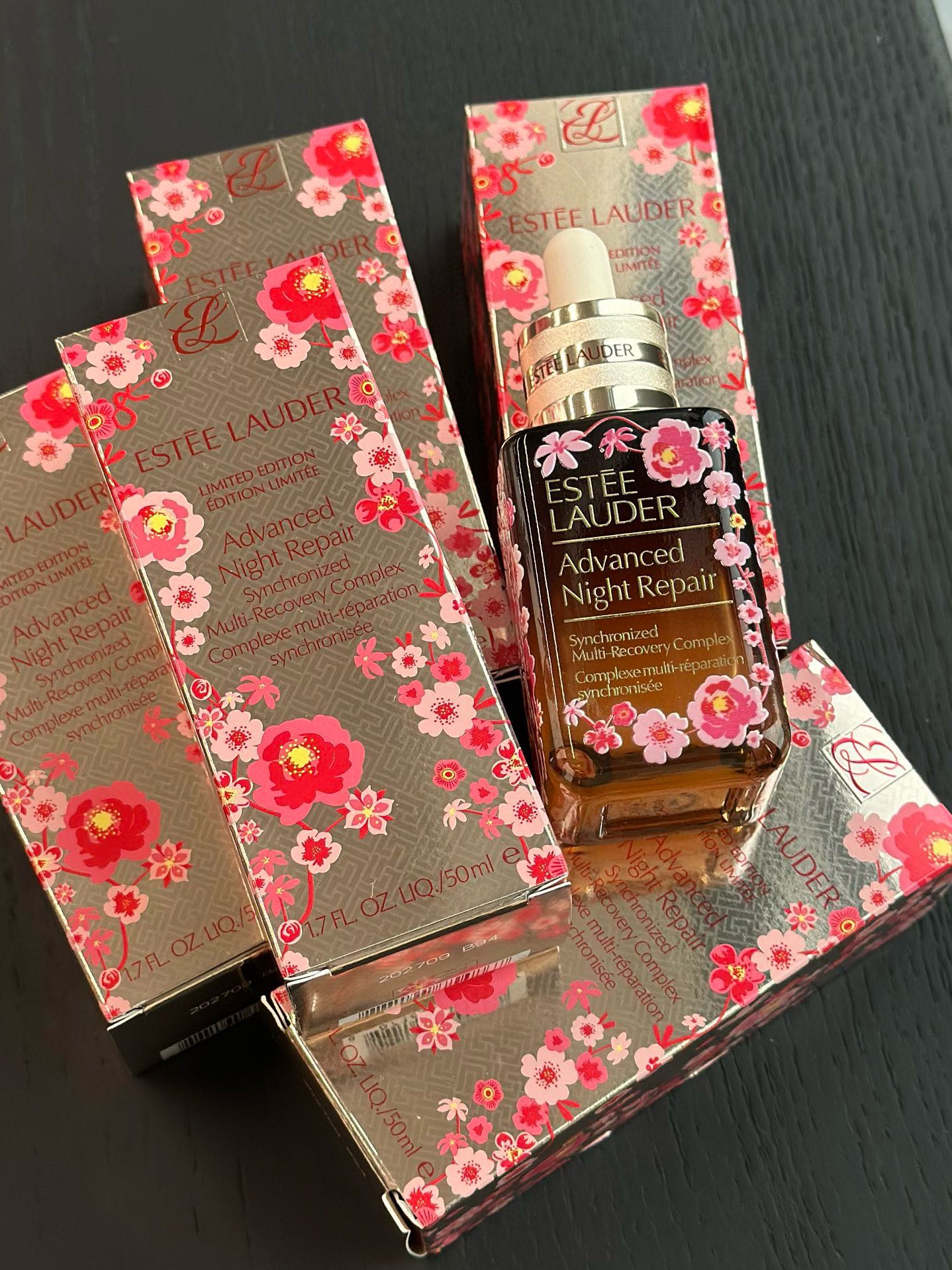 NO:809312,New product essences are emerging one after another, but the small brown bottle is still yyds. Estee Lauder’s seventh generation small brown bottle is coming with a new upgrade!  After the upgrade, it is more suitable for dry and sensitive skin!  While the hydration and moisturizing power is greatly enhanced, baobab seed extract is also added to allow the skin to be truly repaired and improved. The seventh generation also has a clear egg white texture. It is absorbed into the face in one second, and the moisturizing feeling is not sticky at all. There is no pressure to add anything afterward. Skin care products19860909新品精华层出不穷,小棕瓶依然yyds 雅诗兰黛第七代小棕瓶全新升级来袭！升级后更适合干敏肌使用啦！补水保湿力度大大加强的同时还添加了猴面包树籽提取物,让肌肤得到真正的修护和改善.第七代同时也是清透蛋清质地,上脸一秒吸收,水润肤感丝毫不黏腻,后续叠加什么都没有压力,护肤品,accessory
