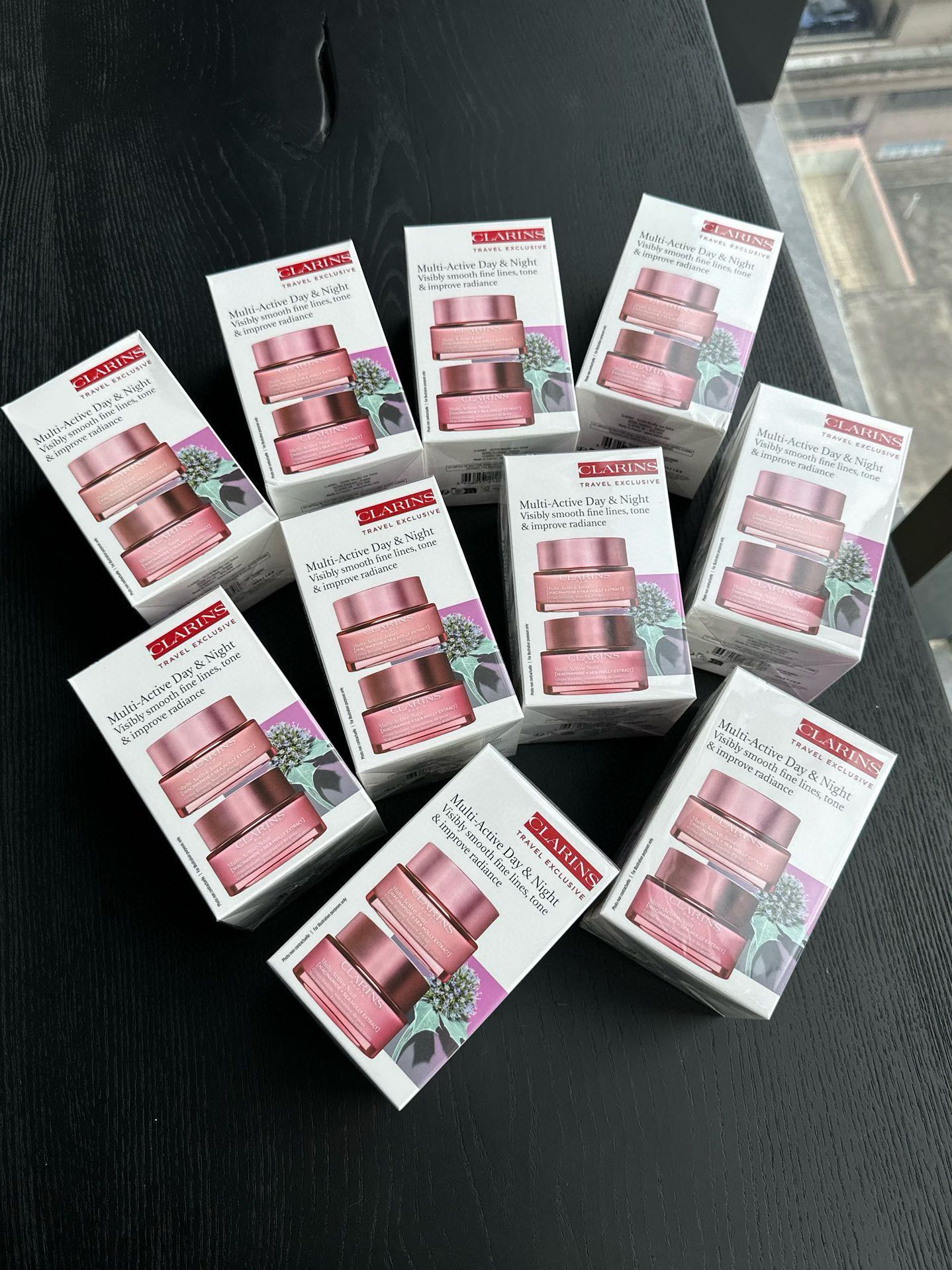NO:809369,Clarins Youth Revitalizing Cream Set is here. The set contains (day cream, night cream) 50ml2. In the fast-paced modern life, stress often accompanies us, which not only affects our mental health, but also quietly erodes our skin. When the skin is under stress, it is prone to problems such as dullness, dryness, fine lines, etc. In order to restore the radiance of the skin, the Clarins Small Powder Jar came into being and became the skin's secret weapon against stress!  !  !  , skin care products19860909娇韵诗青春赋活焕采面霜套装来袭 套盒内含（日霜、晚霜）50ml2 在快节奏的现代生活中,压力常常伴随着我们,不仅 影响着我们的心理健康,更悄悄侵蚀着我们的肌肤. 当肌肤面临压力时,容易出现暗沉、干燥、细纹等问题.为了让肌肤恢复光彩,娇韵诗小粉罐应运而生,成为肌肤抗压的秘密武器！！！,护肤品,accessory