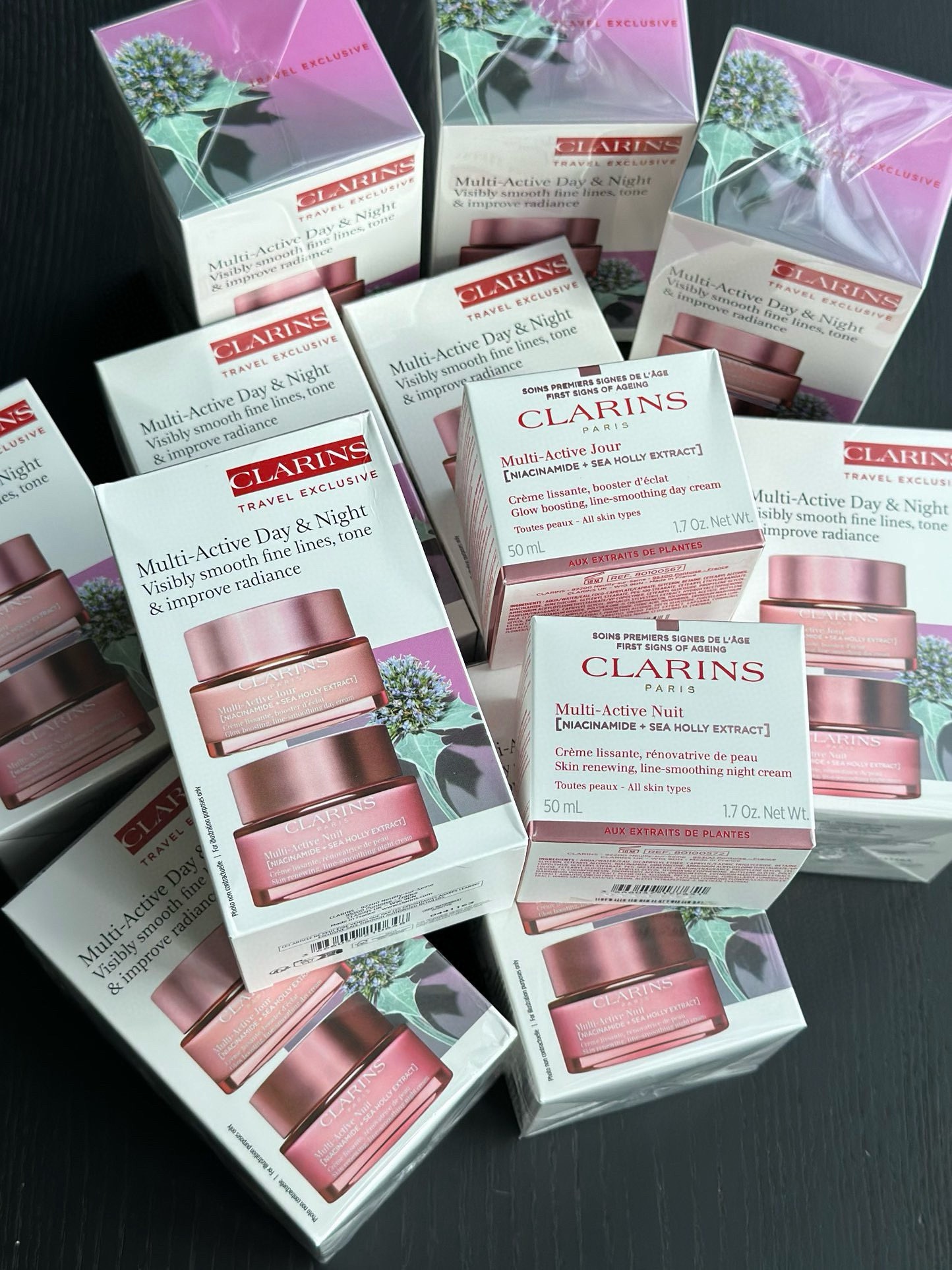 NO:809366,Clarins' small powder jar combines multiple precious ingredients, the most eye-catching of which is organic sea holly, a magical plant extract rich in antioxidants that can effectively fight free radicals and reduce stress damage to the skin. At the same time, it is also rich in 2 nicotinamide tetrapeptides, which is an efficient moisturizing ingredient that can penetrate deep into the skin's bottom layer, replenish moisture and improve skin elasticity.  In addition, Clarins' small powder jar also uses the concept of aromatherapy. The unique aroma can relieve tension, help the skin relax, and further reduce the impact of stress on the skin. Skin care products19860909娇韵诗小粉罐融合了多重珍贵成分,其中最为亮眼的是有机海冬青这种神奇的植物提取物富含抗氧化物质,能有效对抗自由基,减轻肌肤受到的压力损害.同时,它还富含2的烟酰胺四胜肽,这是一种高效的保湿成分,能深入肌肤底层,为肌肤补充水分,提升肌肤弹性. 此外,娇韵诗小粉罐还运用了芳香疗愈的理念.独特的香气能舒缓紧张的情绪,帮助肌肤放松心情,进一步减轻压力对肌肤的影响.,护肤品,accessory