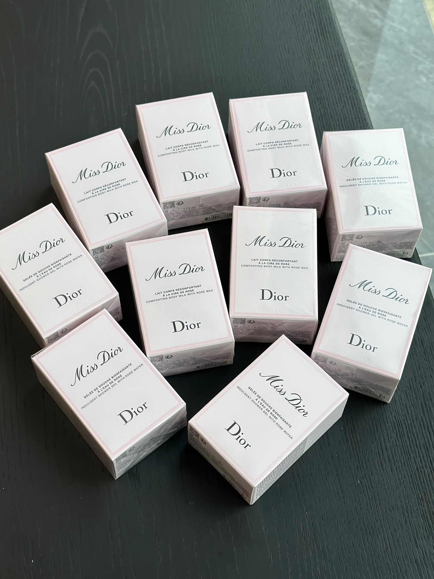NO:809416,[Single price] Princess Xiangxiang, please accept the gift!  !  !  Dior Miss Dior's new product, body care series is here (Dior Rose Fragrance Body Lotion/Dior Rose Fragrance Shower Gel) If you like the scent of Floral Sweetheart perfume, you can use it!  !  !  Try using perfume with this set of body care, so that the fragrance of the body seems to radiate from the inside out, and it has the effect of body fragrance. Who doesn't have a little caution? After using it, the skin will be moisturized and moisturized all day long. It will make you smell very high-end and exude a woman's fragrance~, toiletries, dior, dior19860909【单支价】 香香公主请收礼 ！！！ Dior迪奥小姐新品,身体护理系列来啦（迪奥玫瑰香氛身体乳/迪奥玫瑰香氛沐浴露） 喜欢花漾甜心香水味道的可冲！！！ 试试香水和这一套身体护理搭配一起用,让身体的香味仿佛由内而外散发,自带体香的效果,谁没有一点小心机呢使用后肌肤滋润保湿一整天.让你闻起来就很高级、浑身散发女人的香气～,洗护用品,dior,dior,accessory