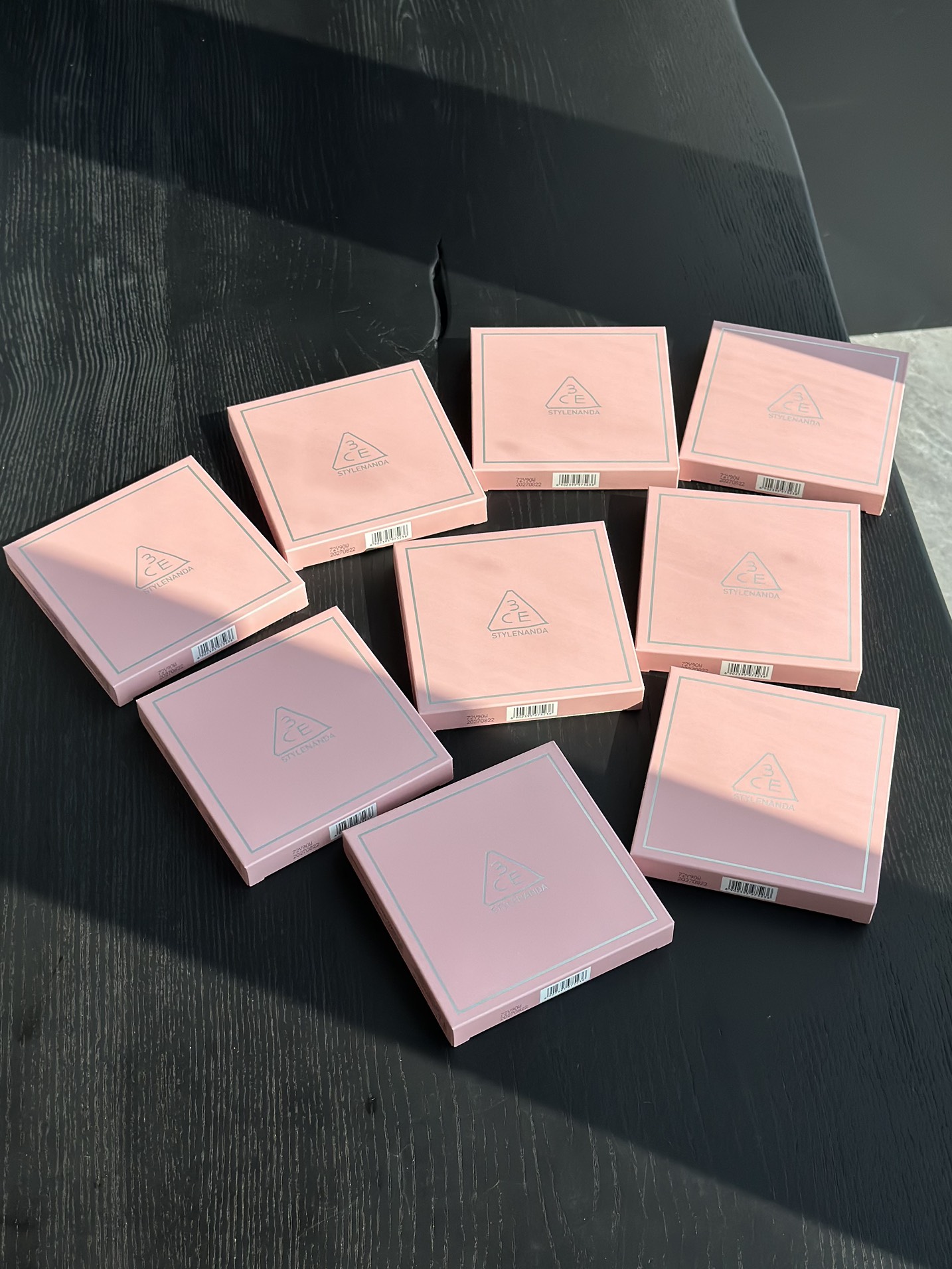 NO:809427,3CE’s largest eyeshadow palette in history!  !  !  (Variations) A must-have color variation for advanced light makeup, intertwined with inspiration ~ 3CE's new 25-color eyeshadow 'Lakeshore Pastel Palette' invites you to visit Monet's garden and start your dream reverie... A dream of pastel colors will appear in your eyes, and the pastel colors are the finishing touch, each one is brilliant!  !  !  Daily or fun, one plate meets a variety of needs!  !  Advanced light makeup that can be easily applied even with light complexion~, makeup198609093CE史上最大眼影盘！！！（变奏曲） 轻玩妆进阶必备幻色变奏,灵感交织～ 3CE全新25色眼影「湖岸淡彩盘」邀你畅游莫奈花园,开启梦幻遐想…于眸间泛起一场淡彩之梦、淡彩点睛,颗颗出彩！！！日常或玩色,一盘满足多种需求！！淡颜也能轻松驾驭的进阶轻玩妆～,彩妆,accessory