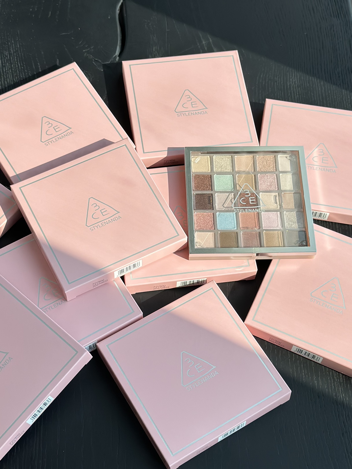 NO:809424,Eyeshadow that looks great with just one application!  !  !  3CE’s amplified move!  Launched the 25-color eyeshadow 'Lakeshore Pastel Palette'!  !  This plate basically meets all your needs!  Daily makeup or trendy color makeup, you can easily do it all year round. You no longer have to worry about which eyeshadow palette to bring ~, makeup19860909随手一涂都好看的眼影！！！ 3CE放大招！推出了25色眼影「湖岸淡彩盘」！！ 这一盘基本上可以满足所有需求！日常妆or潮流色彩妆,轻松搞定一年四季出门再也不用烦恼带哪个眼影盘了～,彩妆,accessory