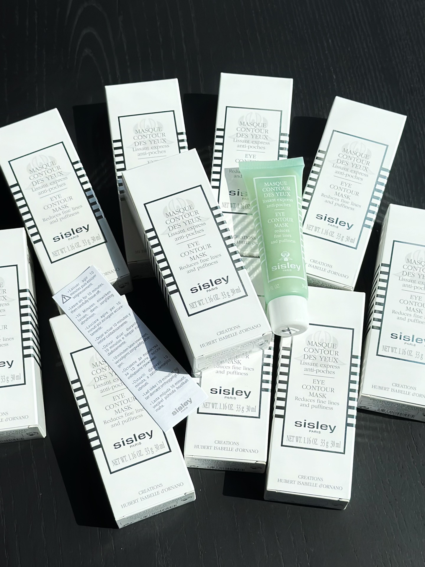 NO:809429,The 'little green tube' eye mask with excellent reputation is soft and moist. It contains arnica, rose and other flower essences, and synergizes with vegetable glycerin to soften the skin around the eyes. Intensively repairing multiple plant extracts provide multi-dimensional maintenance for the eyes. Long-term use can help repair the skin around the eyes. Improve tired eyes. Add rich ginkgo leaf extract to even out the skin color around the eyes. Long-term use can improve tired eyes. Repair the skin around the eyes, especially malachite is added to help repair the skin around the eyes., skin care products19860909口碑超好的“小绿管”眼膜 柔嫩润泽蕴含山金车、玫瑰等花卉精粹,协同植物甘油,柔嫩眼周肌肤. 密集修护多重植萃为眼周提供多维养护,长期使用,能帮助修护眼周肌肤. 改善疲惫眼添加丰富银杏叶萃取物,匀亮眼周肤色.长期使用,改善疲惫双眸. 修护眼周肌肤特别添加孔雀石,帮助修护眼周肌肤.,护肤品,accessory