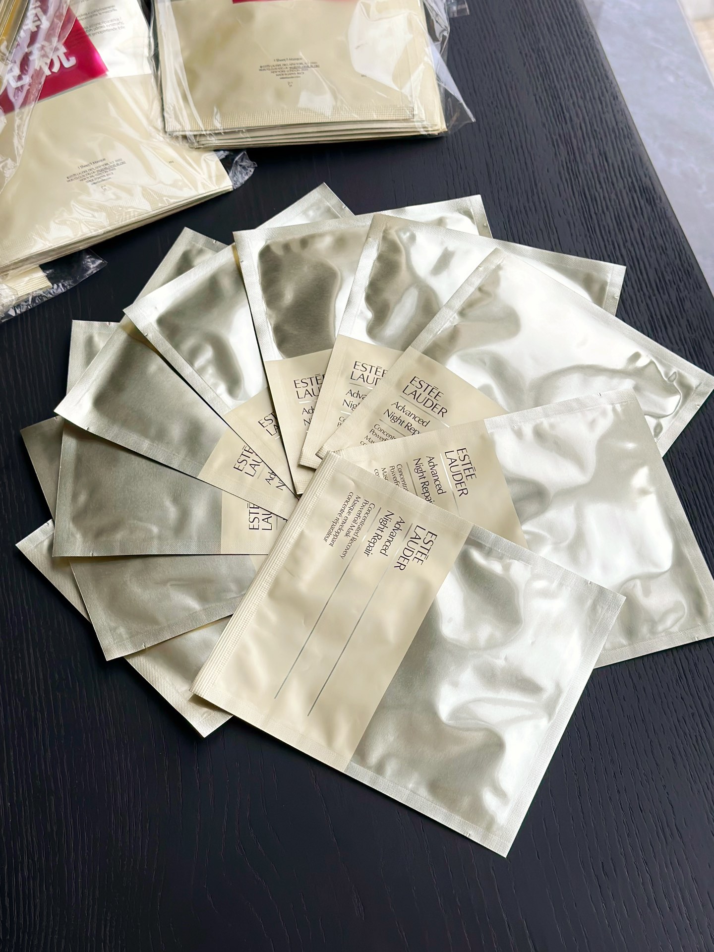 NO:809395,I use the patch mask that I praise every time. It is a daily mask for dry and sensitive skin in autumn and winter. The mask cloth is made of tinfoil paper. It feels slightly hot on the face. The essence is directly introduced into the skin. The repair ability is also very good. It focuses on hydrating, moisturizing and repairing!  The next day after applying it, my skin was very clear and moisturized!  !  !  Long-term use can make skin soft, elastic and improve dark yellow skin!  !  !  , skin care products19860909用一次夸一次的贴片面膜 秋冬季干敏皮日常面膜,锡箔纸质地的膜布,上脸有一种微微热的感觉,精华被直接导入到肌肤里面,修护能力也很不错,主打补水保湿修复！敷完第二天皮肤很透亮、滋润力度很不错！！！长期使用可以使肌肤柔软弹嫩、改善暗黄皮肤！！！,护肤品,accessory