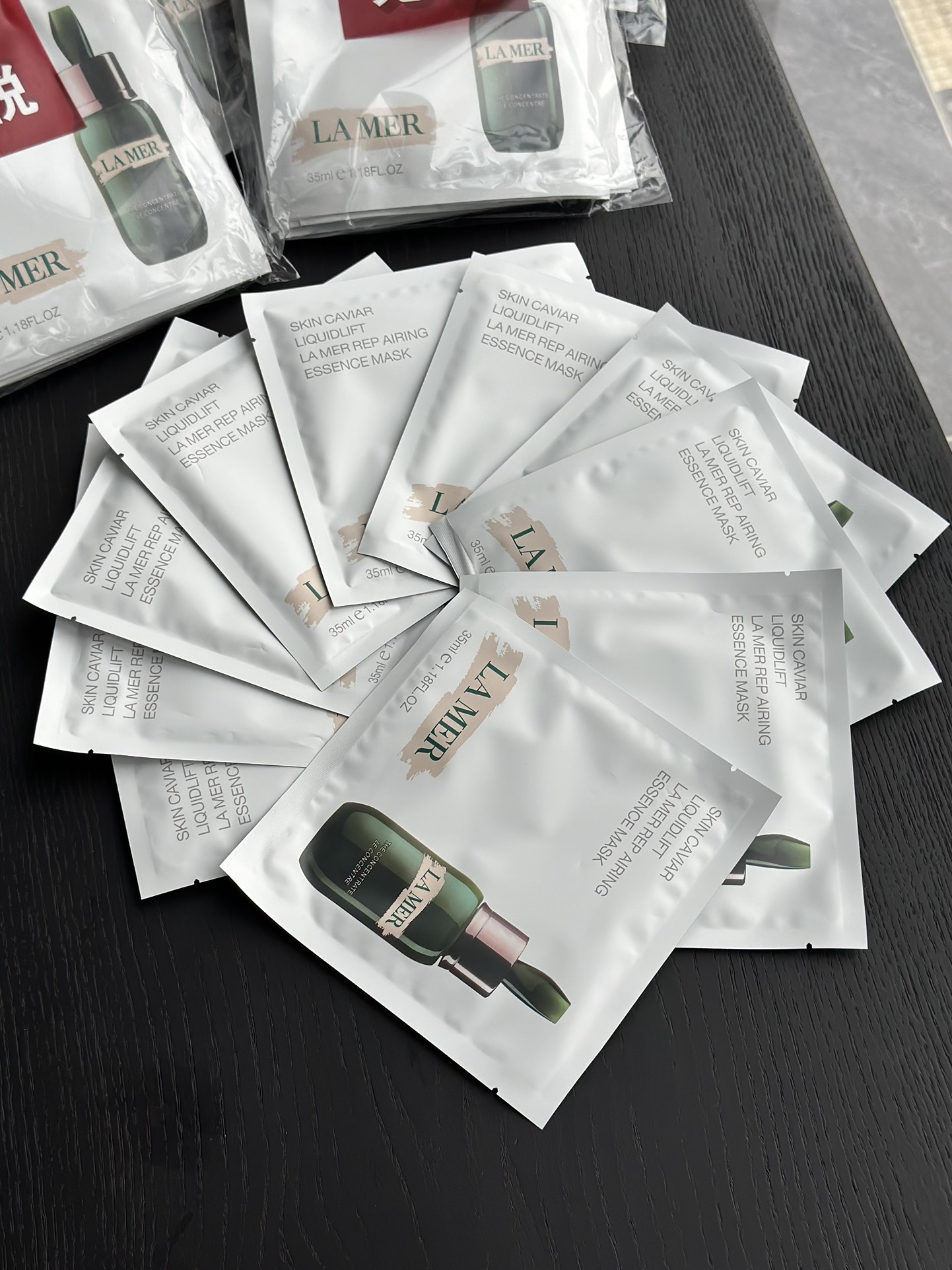 NO:809401,Miracle Broth Miracle Active Essence originates from the repairing energy of deep-sea macroalgae, combined with a variety of marine minerals and plant essences, giving the skin strong regenerative power. High-concentration essence, one mask = the repairing power of a whole bottle of concentrated essence. The mask cloth design uses high-end fiber membrane cloth, which is light and thin and fits perfectly to lock the essence, ensuring that every drop of essence is absorbed by the skin. The 35ml essence content is far more than ordinary masks, bringing the ultimate luxurious skin care experience. Skin care products19860909Miracle Broth奇迹活性精萃 源自深海巨藻的修护能量,搭配多种海洋矿物质和植物精华,赋予肌肤强大的再生力.  高浓度精华液,一片面膜=一整瓶浓缩精华的修护力.膜布设计采用高端纤维膜布,轻薄贴合,完美锁住精华液,确保每一滴精华都被肌肤吸收.  35ml精华液含量,远超普通面膜,带来极致奢华的护肤体验.,护肤品,accessory