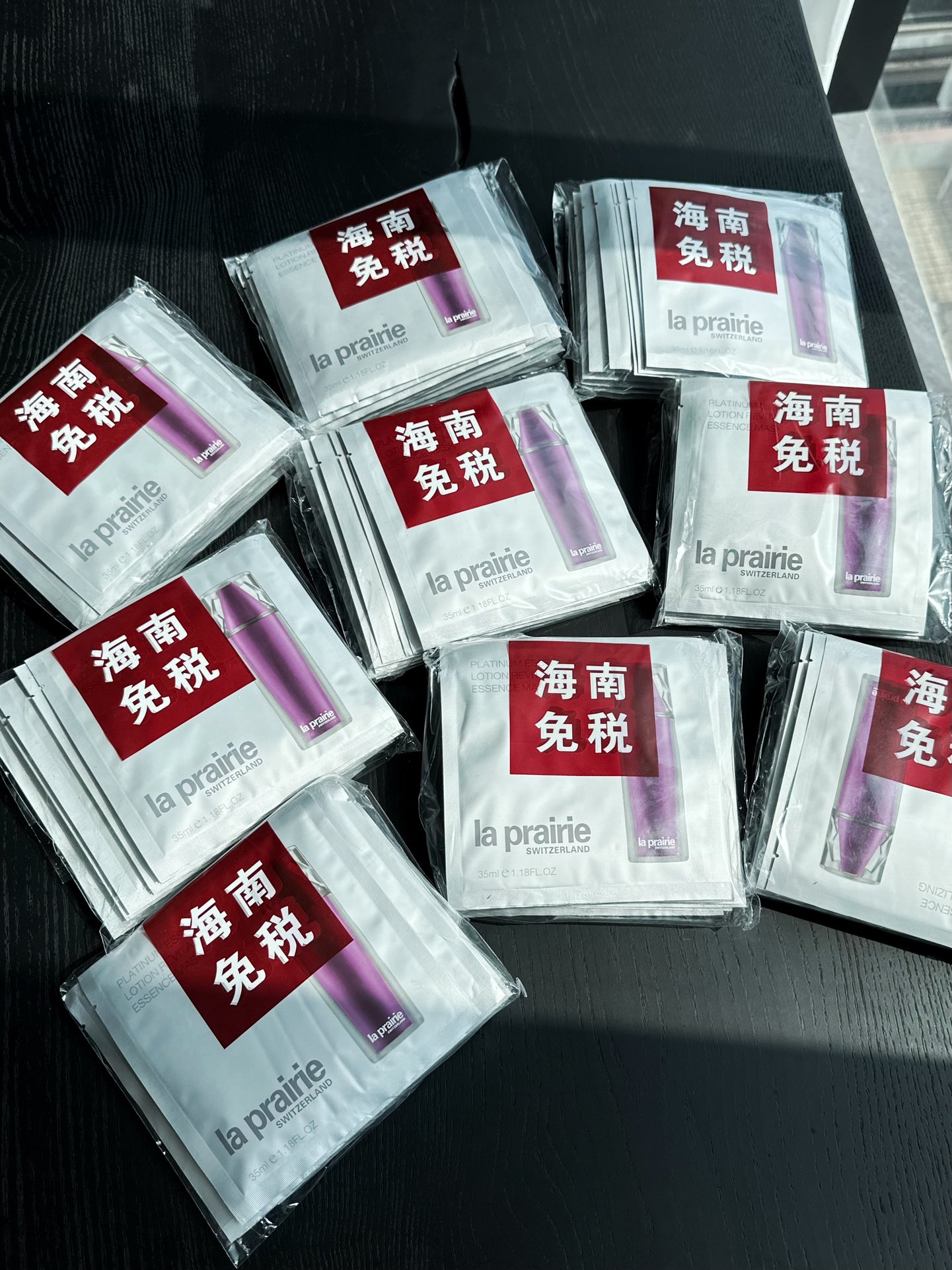 NO:809408,Lai Boni Platinum Essence Mask (10 pieces) Lai Boni Platinum Essence Mask is a high-end luxury skin care product!  !  !  Rare platinum ingredient, luxurious anti-aging ~ This facial mask contains rare platinum ingredient, which can help the skin resist aging, reduce fine lines and wrinkles, and improve skin elasticity. Platinum is a symbol of luxury and high-end, and can satisfy customers' pursuit of top-notch skin care experience. Skin care products19860909莱伯妮铂金精华面膜（10片装） 莱伯妮铂金精华面膜是一款高端奢华护肤产品！！！ 珍稀铂金成分,奢华抗衰老～ 这款面膜蕴含珍稀铂金成分,能够帮助肌肤抵抗衰老,减少细纹和皱纹,提升肌肤弹性.铂金是奢华与高端的象征,能够满足客户对顶级护肤体验的追求.,护肤品,accessory
