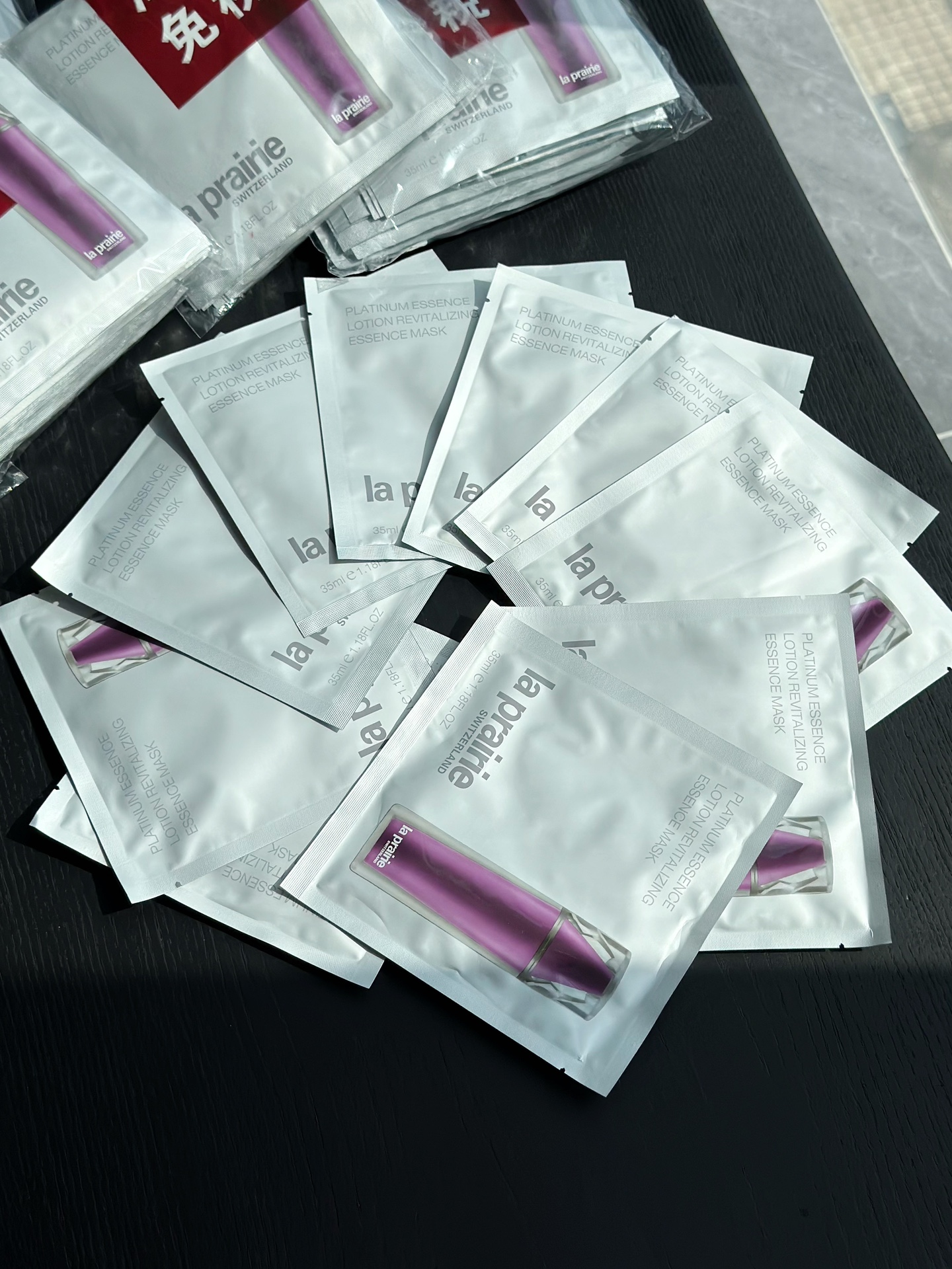 NO:809407,Each mask is rich in high-concentration essence, which can provide intensive repair for the skin and improve problems such as dryness and roughness of the skin. It is very suitable for skin in urgent need of repair, especially skin problems caused by staying up late, being stressed or caused by the environment!  !  !  The unique formula can improve uneven skin tone, brighten dull skin, and make the skin glow naturally. It is also suitable for customers who pursue bright and transparent skin, especially those with dull skin or fatigued skin!  !  !  , skin care products19860909每片面膜富含高浓度精华,能够为肌肤提供密集修护,改善肌肤干燥、粗糙等问题♀非常适合急需修护的肌肤,尤其是熬夜、压力大或环境导致的肌肤问题！！！独特配方能够改善肤色不均,提亮暗沉肌肤,让肌肤焕发自然光泽.同样也适合追求明亮、通透肌肤的客户,尤其是肤色暗沉或疲劳肌人群！！！,护肤品,accessory