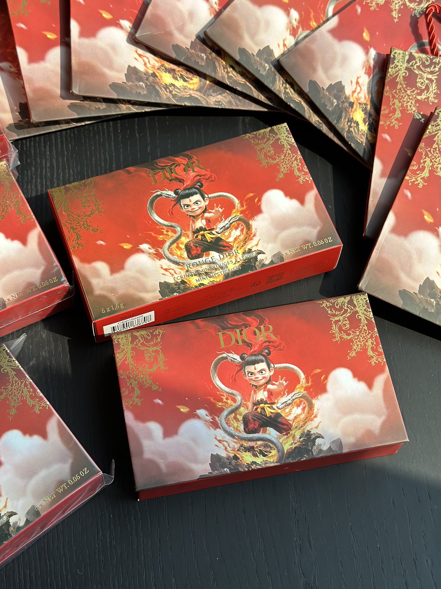 NO:809487,Nezha's joint limited edition is really popular and shocking at first sight!  !  !  For the first time, the cross-border Chinese myth Dior co-branded the national-level I 'Nezha', injecting the spirit of the rebellious devil child into French elegance, creating a unique collectible makeup. Whether you keep it for yourself or give it away, it is very amazing!  !  !  , lipstick. lip glaze. lipstick, dior19860909哪吒联名限定款真的巨燃 一眼震惊款！！！ 首度跨界中国神话Dior 联名国民级I“哪吒”将叛逆魔童精神注入法式优雅,打造独一无二的收藏级彩妆.不管是自留还是送人都非常惊艳！！！,口红.唇釉.唇膏,dior,accessory