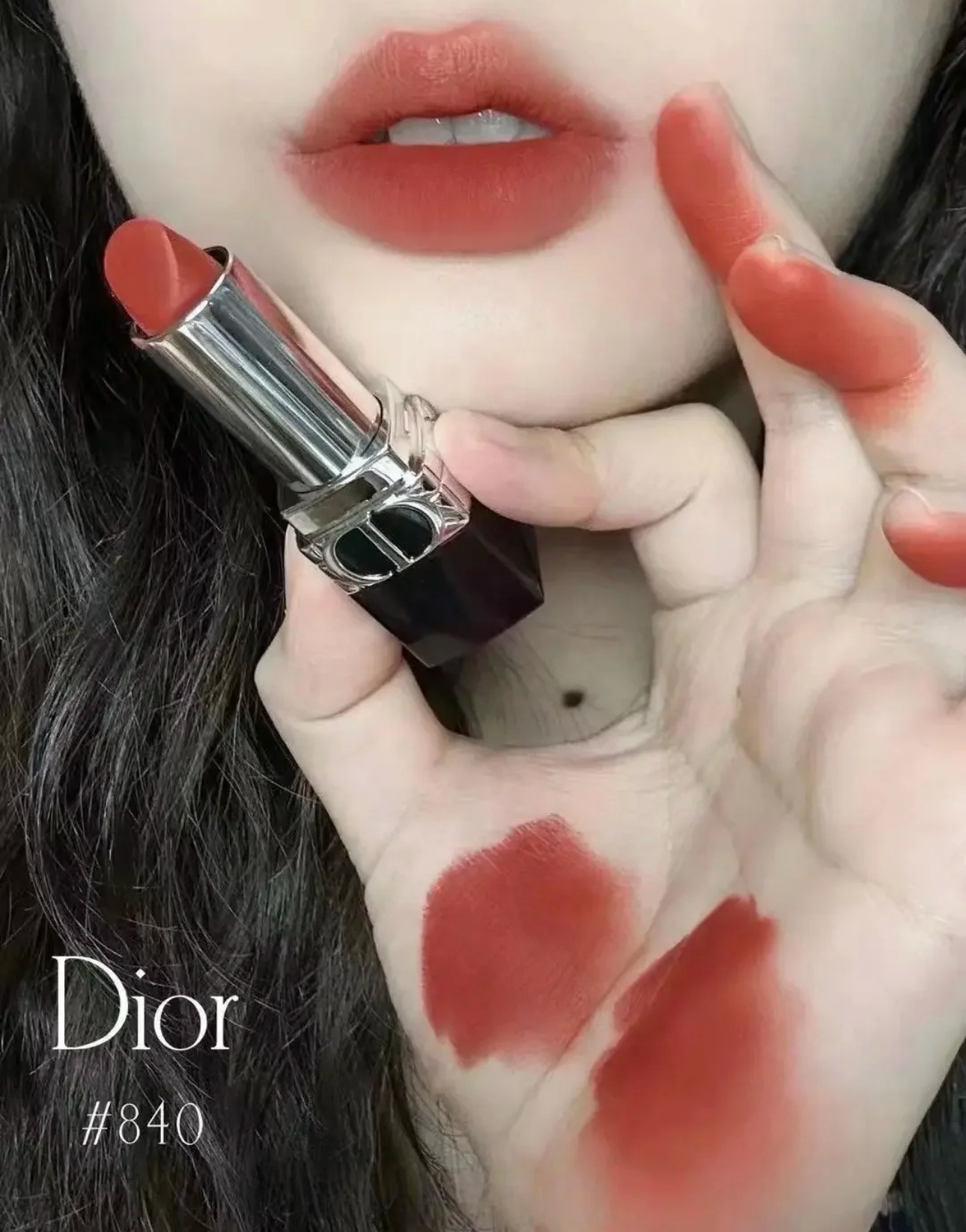 NO:809475,Dior#Velvet Maple Leaf Brick Red is really elegant and gentle!  No matter what skin color you have, it can be easily controlled~ It will show off your temperament and make you look good when you apply it!  Paired with a lazy beige coat, it looks very French and elegant~, lipstick, lip glaze, lipstick, dior19860909迪奥#丝绒 枫叶砖红真的既优雅又温柔！ 不论是什么肤色都可以轻松驾驭～ 涂上气质尽显,也会显得气色很好！ 搭配一件慵懒的米色大衣,很有法式优雅风情～,口红.唇釉.唇膏,dior,accessory