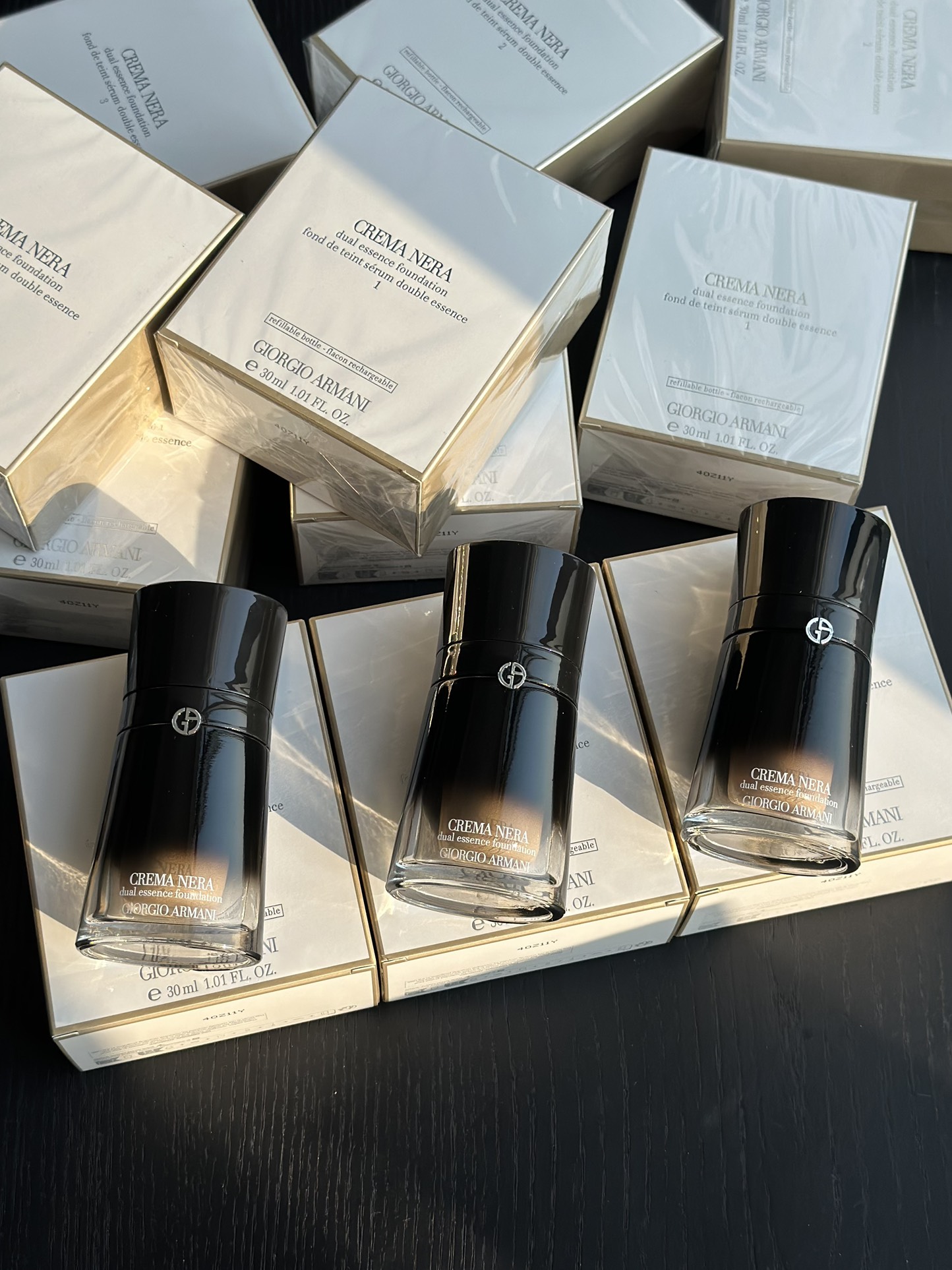 NO:809486,Armani Black Key Dual Luxurious Essence Foundation is a high-end foundation!  !  !  The skin-nourishing ingredients contain 84 anti-aging essences. The South African Phoenix Grass is compounded with micro-encapsulated hyaluronic acid, which can activate NAD+ in the skin, increase cell energy, and nourish the skin when applied. Texture and makeup effect The water-based essential oil texture is moisturizing and silky, has strong fluidity, and has a satin finish on the face. It has a natural and healthy luster, not a shiny feeling, and retains the original texture of the skin.  The coverage and long-lasting coverage are perfect, about 5-6 points. It can hide dullness and small blemishes, even out skin tone, and has good makeup staying power. After wearing makeup for more than 8 hours, the overall makeup is relatively complete, and oxidation and dullness are not obvious., makeup, armani19860909阿玛尼黑钥匙双重奢护精萃粉底液 是一款高端粉底液！！！ 养肤成分蕴含84抗老精粹,以南非凤凰草复配微囊透明质酸,能激活肌底 NAD+,提升细胞能量,上妆亦养肤. 质地与妆效水精油质地,滋润丝滑,流动性强,上脸呈现缎光妆效,有自然健康的光泽感,不是油亮感,保留皮肤原生质感. 遮瑕与持妆遮瑕度完美,约5-6分,可隐匿暗沉和小瑕疵,均匀肤色效果好、持妆力表现不错,带妆超8小时后,整体妆面较完整,氧化暗沉不明显.,彩妆,armani,accessory