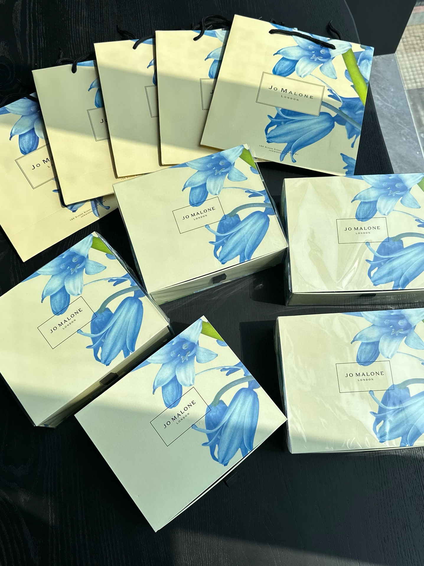 NO:809536,Jo Malone's bath and care set is here. After using one set, you can save yourself the perfume!  !  !  Zuma Longying 'Blue Wind Chime' three-piece cleaning and care gift box!  Buy the series you won’t regret!  Use it in the shower to bring out your own body fragrance!  Use it and you'll be a walking diffuser!  Shower gel, body lotion, hand cream!  A complete set!  Such a great value for money package!  Whether you are hoarding a few boxes for your own use, or giving them to sisters, friends, or elders, it is very good. The improvement of the quality of life lies in every detail of life. Choosing a fragrance that suits you will not only relax you wholeheartedly, but also leave a scent on yourself that will be remembered by others. Toiletries19860909祖马龙沐浴洗护组合来啦 一套用下来,简直香水都省了！！！ 祖马龙英“蓝风铃”洗护三件套礼盒！买了不后悔系列！用它洗澡自带体香！用了你就是行走的扩香器！沐浴露、身体乳、护手霜！一套备齐！像这样的超高性价比套装！不管是囤个几盒自己用、还是送姐妹朋友、长辈都非常OK的 生活品质的提升在于生活的每个细节,选好一款适合自己的香氛不仅会让你全身心的放松,也会让自己身上留下让别人记忆深刻的味道哦.,洗护用品,accessory