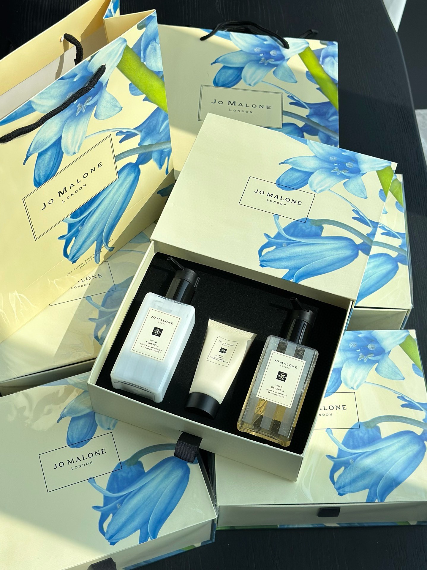 NO:809533,Jo Malone London's Wild Bluebell series is loved for its fresh and elegant fragrance. The three-piece set (shower gel, body lotion, hand cream) is a very popular washing and care set, perfect for daily use or as a gift! ! ! Jo Malone is known for its 'elegantness' and its fragrance lasts very long! ! ! The superimposed use of shower gel and body lotion can prolong the fragrance. The shower gel is gentle and cleansing, has fine foam, and has an elegant fragrance. The skin is not tight after washing. The body lotion is light in texture, absorbs quickly, and is super moisturizing! ! The hand cream is moisturizing and non-greasy, suitable for carrying around, has a healing aroma, and is very comfortable ~, toiletries19860909祖玛珑（Jo Malone London）的蓝风铃（Wild Bluebell）系列以其清新淡雅的香气备受喜爱,三件套（沐浴露、身体乳、护手霜）是非常受欢迎的洗护组合,非常适合日常使用或作为礼物！！！ 祖玛珑以“淡雅”著称,留香时间超持久！！！ 沐浴露和身体乳叠加使用可延长留香. 沐浴露温和清洁,泡沫细腻,留香淡雅,洗后皮肤不紧绷.  身体乳质地轻盈,吸收快,滋润度超好！！ 护手霜滋润不油腻,适合随身携带,香气疗愈,非常舒服～,洗护用品,accessory