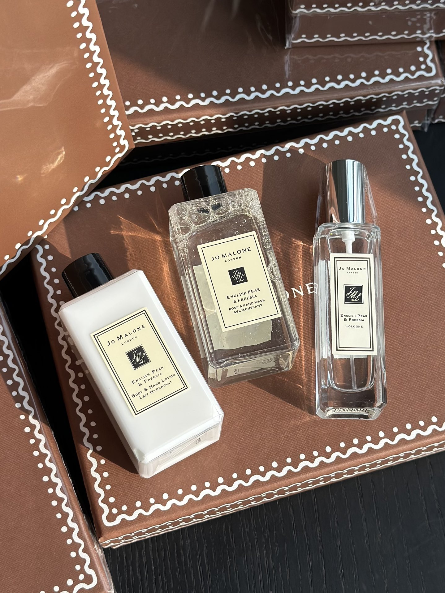NO:809546,'This is not a perfume, it is the fragrance of the skin.' ~ The three-piece set makes the fragrance as natural as it is born. 'You can smell it by yourself even after taking a bath.' The healing feeling of the shower gel makes bathing a SA-level enjoyment. 'When people approach you, they can't help but ask you how good it smells. What perfume is it?! The superimposed effect of the three-piece set is really memorable. The shower gel has a transparent gel texture, fine foam, is not drying after washing, and leaves a light pear fragrance on the skin.  Body lotion is silky and smooth, absorbs quickly and is not sticky. Applying it before going to bed is like being embraced by the fragrance and falling asleep. Perfume This perfume interprets the pure British style. Its freshness and elegance are just right, showing a unique personality without being pretentious. Whenever I smell this fragrance, I will think that she must be a quiet and elegant girl with her own spiritual world., toiletries19860909“这不是香水,是肌肤自带的香气”～ 三件套让香味仿佛天生般自然.  “洗个澡都能被自己香到”沐浴露的治愈感,让洗澡变成SA级享受.  “别人靠近你时,会忍不住问你身上好好闻,是什么香水？！三件套的叠加效果,真的是会让人记忆深刻.  沐浴露透明啫喱质地,泡沫细腻,洗后不干涩,肌肤留下淡淡梨香.  身体乳丝滑乳液,吸收快不黏腻,睡前涂宛如被香气拥抱入眠. 香水这款香水诠释了纯正英伦格调,它的清新淡雅恰到好处,既展露出独特个性,又不矫揉造作.每当闻道这个香调,我就会想她一定是个安静文雅、有属于自己精神世界的女生吧.,洗护用品,accessory