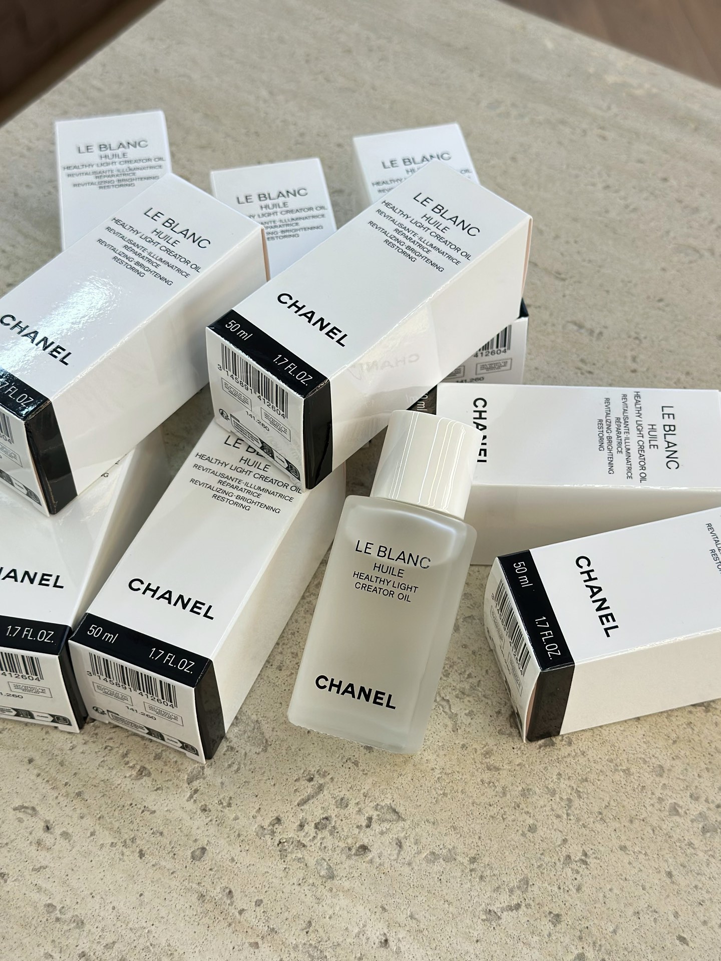 NO:809635,Chanel's Radiant Night Repair Essence Oil is an unpopular product. It's called night oil. There are no photosensitive ingredients in the formula. The base oil is jojoba oil and white pond flower seed oil, which moisturizes and repairs. White plum extract mainly promotes skin metabolism and has a brightening effect. Other brands mainly focus on volume ingredients, volume concentration, and cost-effectiveness. Grandma Xiang never participates, and is only responsible for beautiful appearance!  !  !  ,skin care products,chanel,chanel19860909Chanel香奈儿光采夜间修护精华油算是一款冷门好物了,名字叫夜间油,配方里并没有感光成分. 底油是霍霍巴油和白池花籽油,保湿修护,白梅提取物主要是促进皮肤新陈代谢,有提亮效果. 别的品牌主要是卷成分,卷浓度,卷性价比,香奶奶从不参加,只负责貌美如花！！！,护肤品,chanel,chanel,accessory