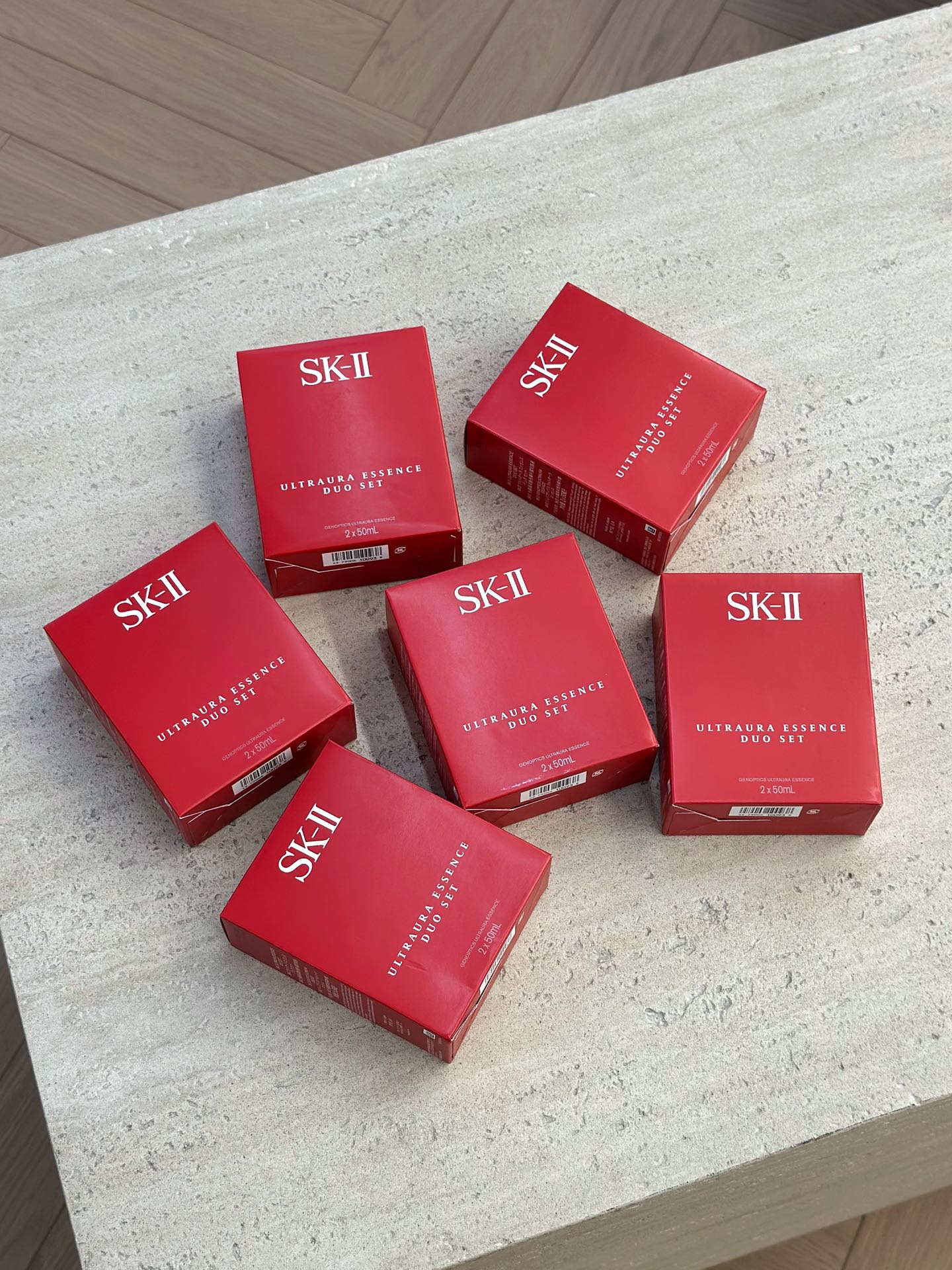 NO:809638,The new version of the small light bulb set (pack of two) has an upgraded formula. The small light bulb is rich in SK-II core ingredient PITERA, which can inhibit oxygen free radicals brought to the skin from the outside and help restore moisture. The newly added Stainlin Pro can inhibit the production of yellow gas and melanin synthesis, anti-yellowing from the root. It also has snow lotus extract, combined with niacinamide and anilide, multi-link blackening. With whitening properties, one bottle will light up the skin!  Specification 250ml, skin care products19860909新版小灯泡套盒（两只装）升级配方来啦 小灯泡富含SK-II核心成分PITERA,能抑制由外界给肌肤带来的氧自由基,帮助恢复水润.新添加色淡林Pro,可以抑制黄气的生成和黑色素合成,从根源抗黄.同时还有雪莲提取精粹,搭配烟酰胺和酰苯胺,多链路康黑.持有美白特征,一瓶点亮美白皮！ 规格250ml,护肤品,accessory