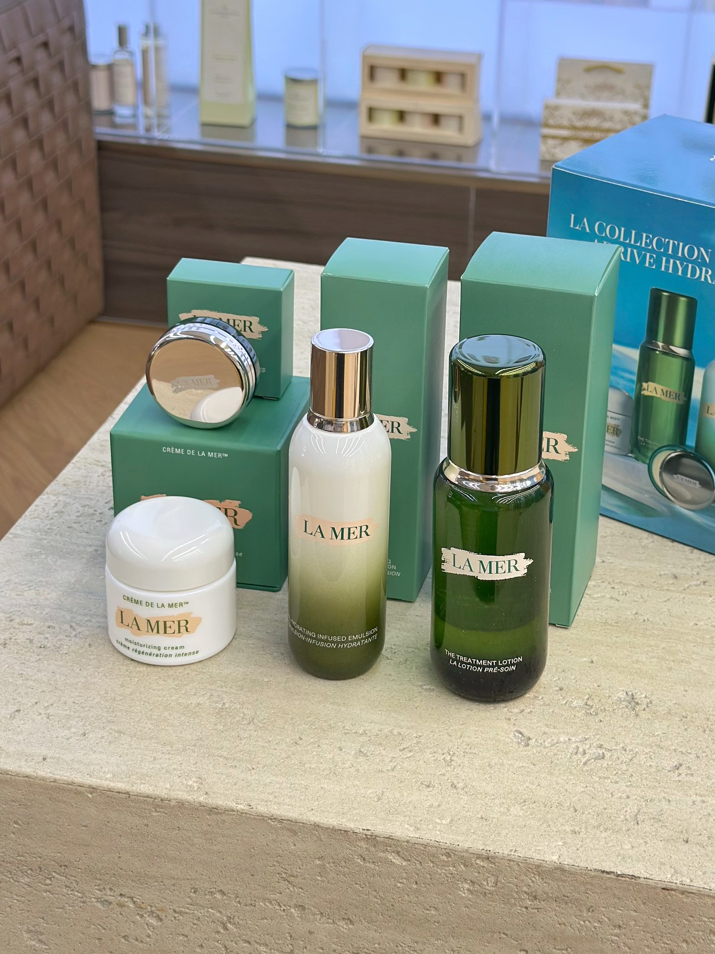 NO:809663,One step towards anti-aging, one step towards beauty and youth. La Mer is a famous lady brand all over the world!  I believe it has been included in most people’s must-buy list. A big data survey shows that 99 girls love La Mer (big brands are big brands! They cannot be surpassed or replaced!) Various outdoor activities in summer, mountain climbing, photography, camping, and sunbathing!  The various problems caused by sensitivity and aging are very annoying. Choosing the right skin care products is very important at this time!  Everyone is always careful when choosing skin care products!  The entire La Mer series can easily solve all the above concerns. As we all know, the advantage of a big brand lies in its ingredients and formulas. The entire La Mer series has added its unique formula philosophy ~ the raw materials are very precious!  All are imported rare ingredients!  This is why everyone prefers it, skin care products19860909抗老先一步,美丽年轻一大步 海蓝之谜作为火遍全球的贵妇大牌！相信已经被大多数人列入了必买清单大数据调查显示99女孩都爱海蓝之谜（大牌就是大牌！无法超越、无法平替！） 夏天的各种户外活动,爬山拍照露营,日光浴！造成的敏感老化各种问题让人非常心烦.选对护肤品在此时显得非常重要了！大家对护肤品的选择总是慎之又慎！海蓝之谜整个系列对于以上担忧、全部可以轻松解决 众所周知,大牌的优势就在于它的成分和配方海蓝之谜整个系列都添加了它家的独特配方哲学~原料非常珍贵！全部都是进口的稀有成份！这就是大家对它偏爱的原因,护肤品,accessory