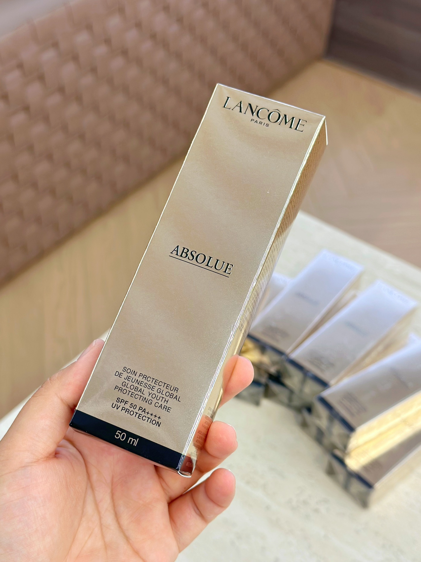 NO:809654,Sun protection ceiling!  Definitely Lancôme Pure Sunscreen Isolation!  Summer sunscreen is a three-in-one sunscreen, whitening and skin nourishing product. Only Lancôme Pure Sunscreen can do this!  It has a light and thin texture, quickly forms a film, does not dry out, is not greasy, has a delicate whitening and isolating effect, and also contains the anti-aging ingredient Bose!  !  !  Specification 50ml, skin care products19860909防晒天花板！绝对是兰蔻菁纯防晒隔离！ 夏日防晒 防晒、美白、养肤三合一,只有兰蔻菁纯这款防晒可以做到三合一！质感轻薄、成膜快、不拔干、不油腻、自带细腻的美白隔离效果,还添加玻色因抗老成分！！！ 规格50ml,护肤品,accessory