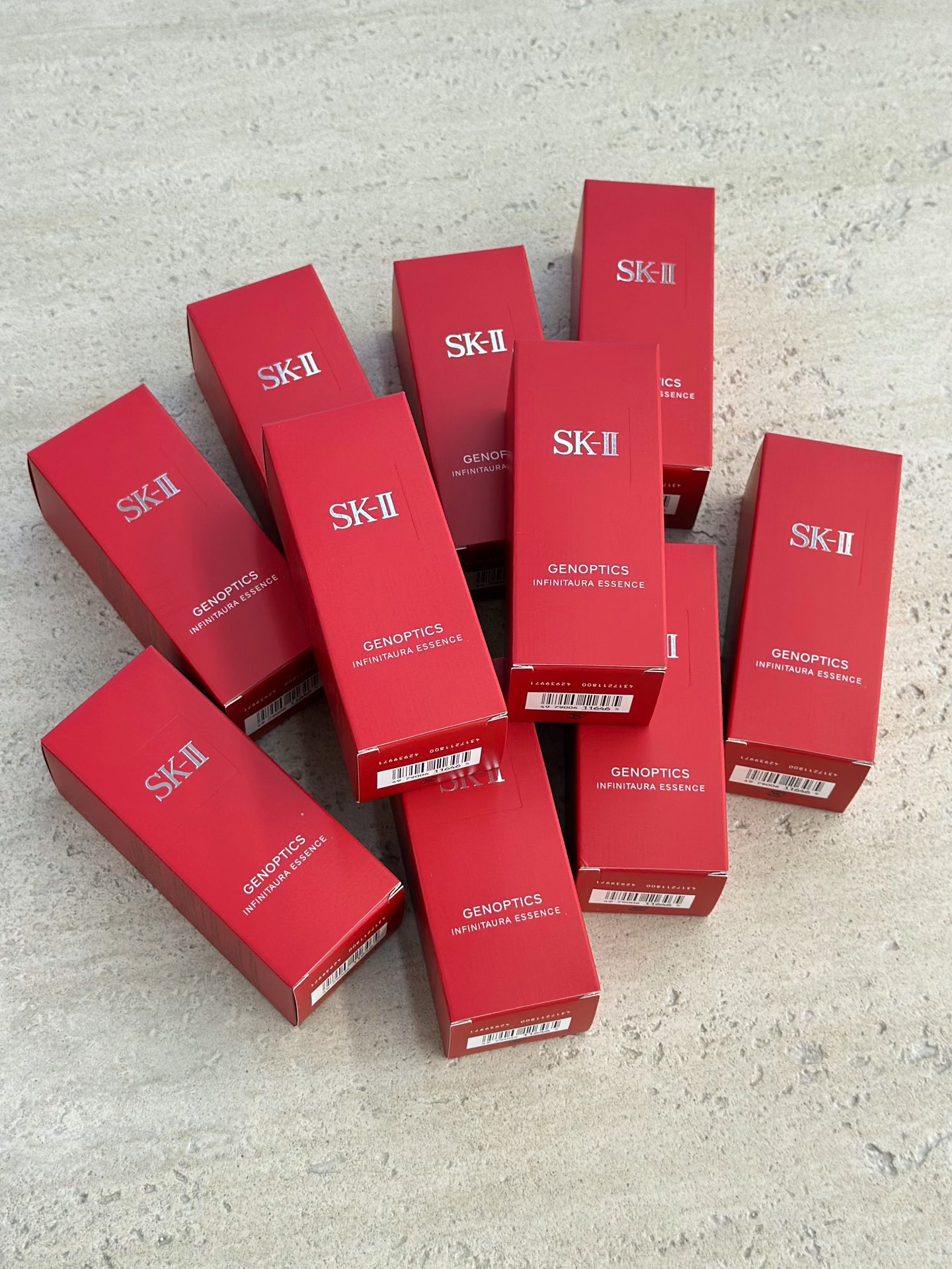 NO:809698,The new version of the upgraded formula of Little Light Bulb is here. Little Light Bulb is rich in SK-II core ingredient PITERA, which can inhibit oxygen free radicals brought to the skin from the outside and help restore moisture. The newly added Sedanlin Pro can inhibit the production of yellow gas and melanin synthesis, anti-yellowing from the root. It also has snow lotus extract, combined with niacinamide and anilide, multi-link blackening. With whitening properties, one bottle can lighten the skin!  Specification 50ml, skin care products19860909新版小灯泡升级配方来啦 小灯泡富含SK-II核心成分PITERA,能抑制由外界给肌肤带来的氧自由基,帮助恢复水润.新添加色淡林Pro,可以抑制黄气的生成和黑色素合成,从根源抗黄.同时还有雪莲提取精粹,搭配烟酰胺和酰苯胺,多链路康黑.持有美白特征,一瓶点亮美白皮！ 规格50ml,护肤品,accessory