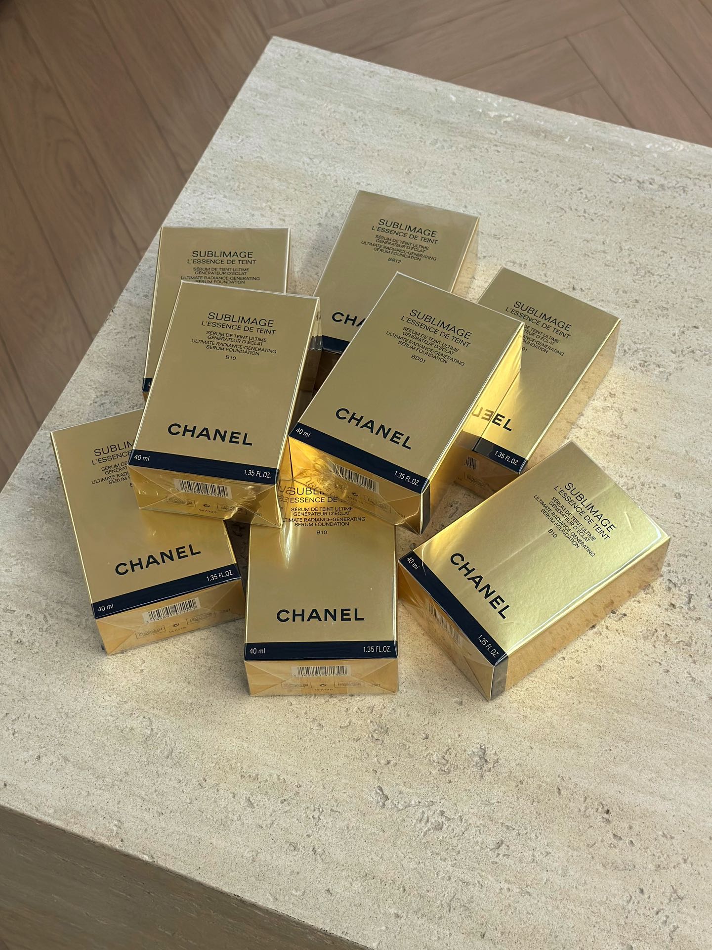 NO:809676,It is indeed the Chanel of the world!  !  !  !  Chanel’s new Golden Brick Liquid Foundation is here!  !  !  It is definitely the final blockbuster product of the year in the makeup industry!  !  The main focus of this foundation is 'nourishing skin with essential oils' and contains the core of black gold brick cream!  The skin care ingredients include May Vanilla flowers, cold extraction essential oil and May Vanilla pod concentrated extract, which can be used continuously to nourish the skin after makeup is applied. It is also combined with the skin care concept of 'mask foundation'. After makeup, the skin will be as plump and delicate as after applying the mask, without oxidation or dullness all day long!  !  !  ,makeup,chanel19860909不愧是人间香奈儿！！！！ 香奈儿新品金砖粉底液来袭！！！ 绝对是今年底妆界的年度压轴重磅单品了！！ 这款粉底主打的就是“精萃油养肤”蕴含黑金砖面霜核心！护肤成分五月香草花朵、冷萃精油及五月香草荚果浓缩萃取液,可以在上妆后持续带妆修养肌肤,并且还结合了“面膜粉底”的养肤概念上,妆后肌肤犹如敷完面膜般饱满细腻一整天都不氧化不暗沉！！！,彩妆,chanel,accessory