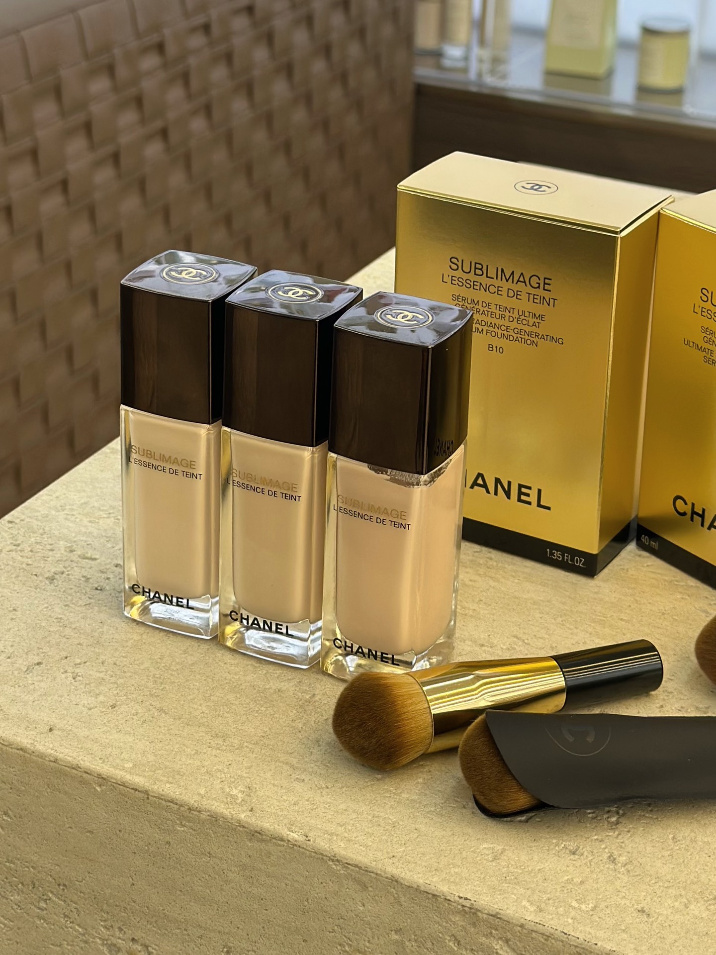 NO:809673,Chanel luxury gold liquid foundation comes with a free foundation brush!  In minutes, you can get the same clear and smooth base makeup as that of female stars, with a natural creamy skin effect. It doesn’t matter the skin condition and has great texture!  ,makeup,chanel19860909Chanel奢金粉底液 赠送粉底刷！分分钟可以get到女明星同款清透服帖底妆自然奶油肌妆效 不挑皮肤状态 贼有质感！,彩妆,chanel,accessory