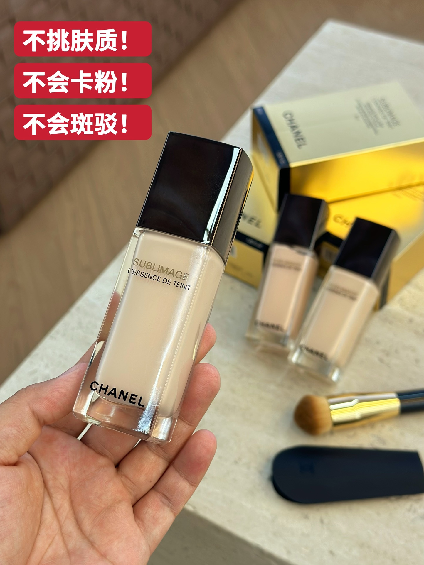 NO:809670,The texture of the liquid foundation is really like essence!  !  !  The fluidity and ductility are very strong!  !  It's also very easy to apply a thin layer on the face. It's really like a second layer of skin. The coverage is buildable and it won't be dry or heavy when applied in multiple layers!  !  !  The makeup effect must also be praised separately. The radiance on the face is really amazing!  !  Very, very delicate and non-powdery!  It feels like it can be eaten into the skin. Although it is a moisturizing foundation, it has great staying power!  It won’t look patchy or dull all day long, and there’s no dryness or powdery appearance at all!  !  !  It can be said that 'the skin will become more beautiful as the night goes on as soon as you apply makeup'!  This foundation also comes with its own matching foundation brush, which makes applying makeup very ritualistic!  !  !  And it’s really easy to use!  !  And practical!  !  ,makeup19860909粉底液质地真的就像是精华一样！！！ 流动性和延展力都很强！！ 上脸也是非常好推开薄薄上一层 真的就像是第二层肌肤 遮瑕力是可以叠加的并且多层叠加 也不会干燥和厚重！！！ 妆效也一定要单独拿出来夸一夸 上脸的光泽感真是一绝！！ 非常非常细腻贴肤且无粉感！ 感觉就像是能被皮肤吃进去的一样 虽然是滋润型粉底但是持久力也很够！ 一整天下来都不会斑驳暗沉 而且完全没有干燥和浮粉的现象！！！ 完全可以说是“上妆即养肤越夜越美丽了”对了！这款粉底还有专属的配套粉底刷上妆都很有仪式感！！！ 而且真真实实的好用！！且实用！！,彩妆,accessory