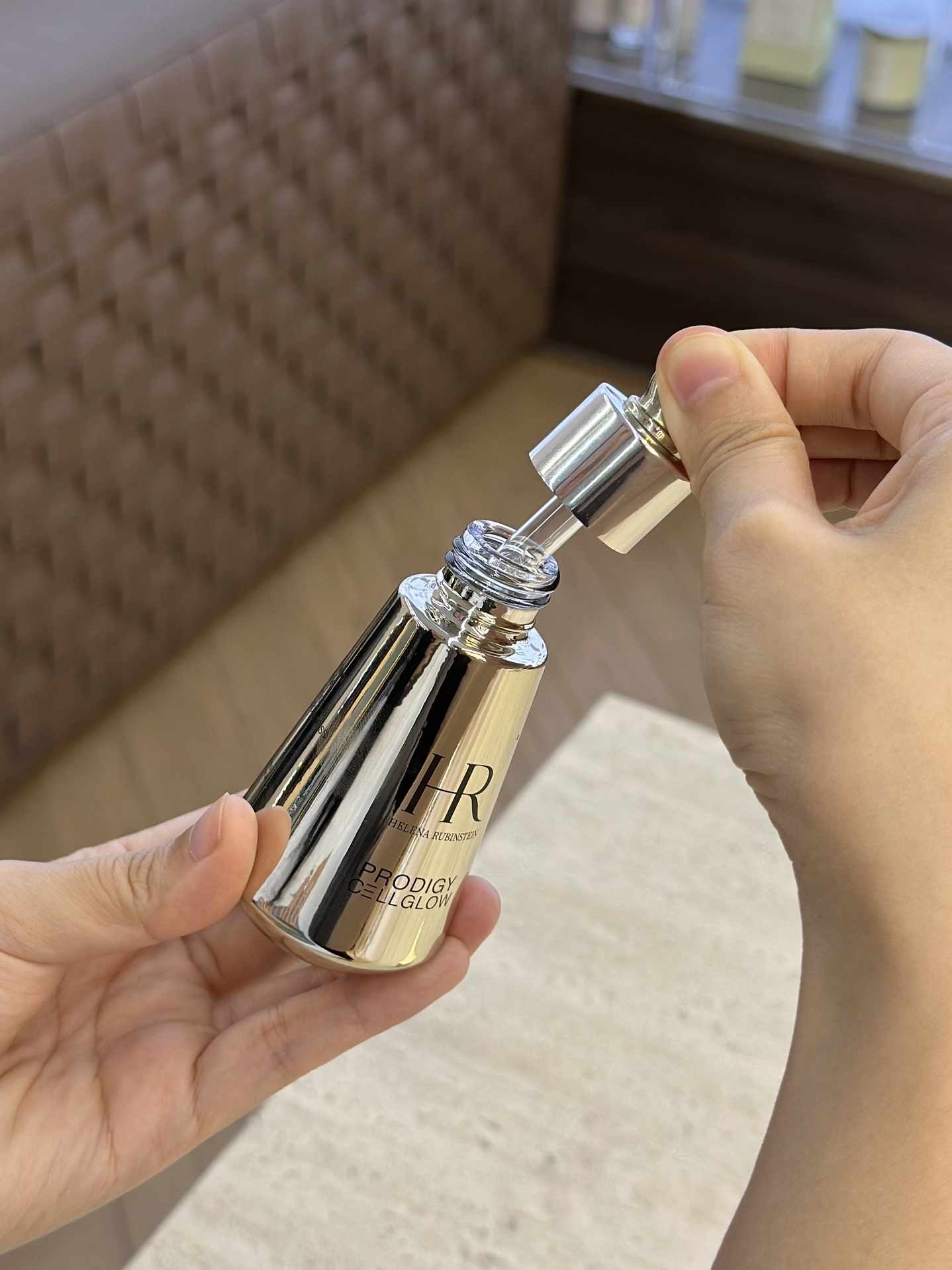 NO:809675,It has the kind of light, watery oil texture. When applied, it is as flexible as applying water and penetrates right into the skin to provide a luminous oil!  5 edelweiss oil active complex + 3 heavy precious vegetable oils can form a bionic sebum film structure, just like holding a 'green card' and sliding the oil into the skin in one swish!  Nourish barrier, antioxidant and brighten with both hands!  !  !  Moreover, the small molecule oil is equipped with the most powerful anti-aging ingredient - Edelweiss callus extract!  It penetrates deep into the skin layer by layer and can promote the growth of fibronectin & type I collagen from the root 'the key to a tight and firm face'!  It's like refilling a deflated balloon!  Naturally, the face will not collapse easily!  !  !  , skin care products19860909它是那种轻飘飘的水感油质地,抹上像抹水一样灵动,直钻皮肤底子里莹润的油！ 5雪绒花油活性复合物+3重珍惜植物油可以形成仿生皮脂膜结构,好比手持“绿卡”把油唰的一下就滑进皮肤里了！滋养屏障抗氧提亮两手抓！！！ 而且小分子油搭载着里面王炸级的抗老成分一a雪绒花愈伤组织提取物！层层深入肌底、能从根源促生纤连蛋白&I型胶原“都是脸紧脸嘭的关键”！就像给泄了气的气球重新充满气！脸蛋自然就不容易垮塌！！！,护肤品,accessory