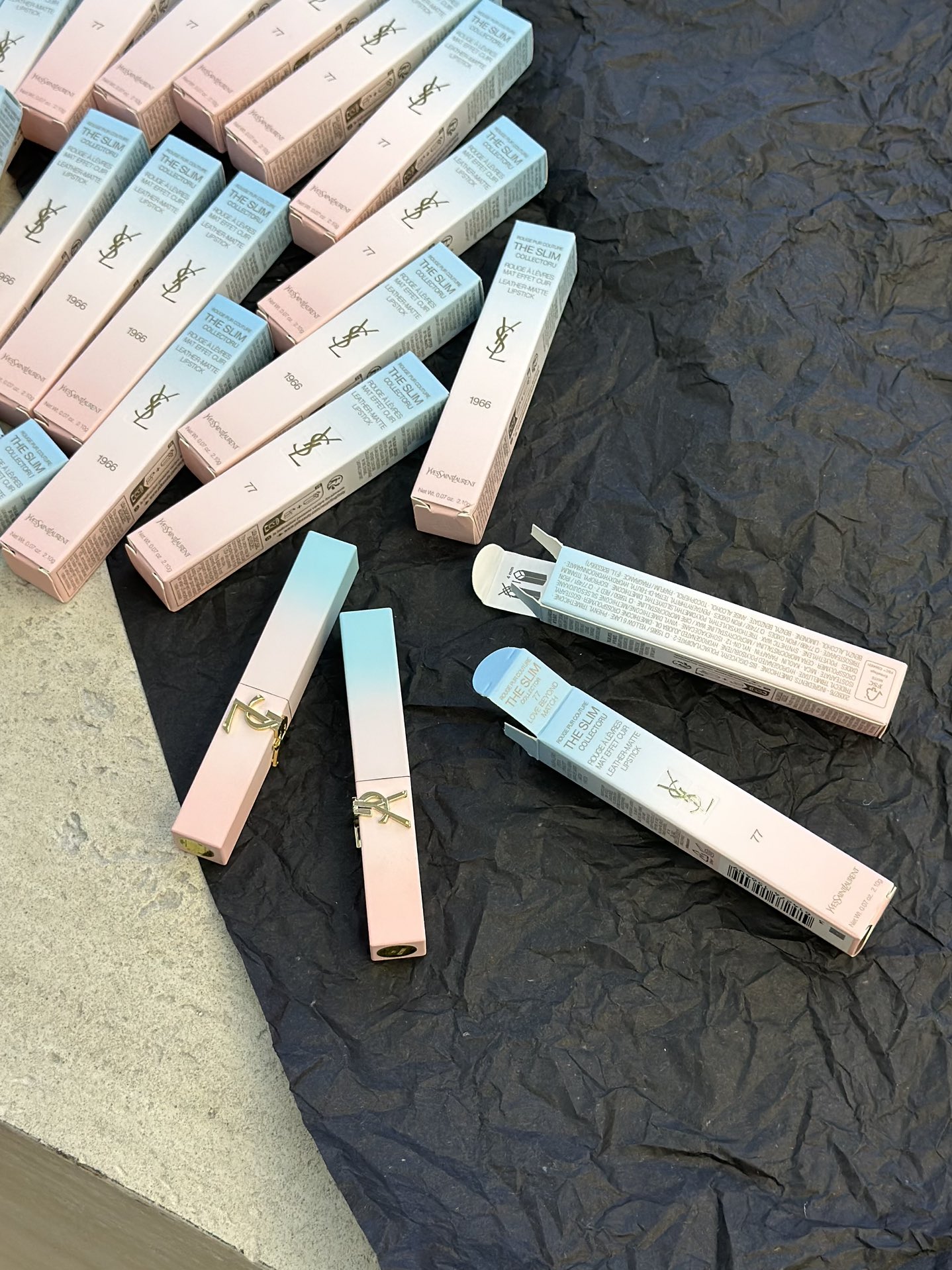 NO:809688,YSL77 烟装粉 木质调烟灰粉、调色真的好绝薄涂是柔和的杏粉色 超级日常显嫩！ 厚涂是冷调的烟灰粉、显得人冷冽有气质！  YSL1966 无法复刻的红棕 这只真的像它的名字一样无法复刻！ 薄涂感觉元气满满、厚涂体现出一种翊爽的气场,简直是显白神器！  , lipstick. lip glaze. lipstick, saint laurent19860909YSL77 烟装粉 木质调烟灰粉、调色真的好绝薄涂是柔和的杏粉色 超级日常显嫩！厚涂是冷调的烟灰粉、显得人冷冽有气质！ YSL1966 无法复刻的红棕 这只真的像它的名字一样无法复刻！薄涂感觉元气满满、厚涂体现出一种翊爽的气场,简直是显白神器！,口红.唇釉.唇膏,saint laurent,accessory
