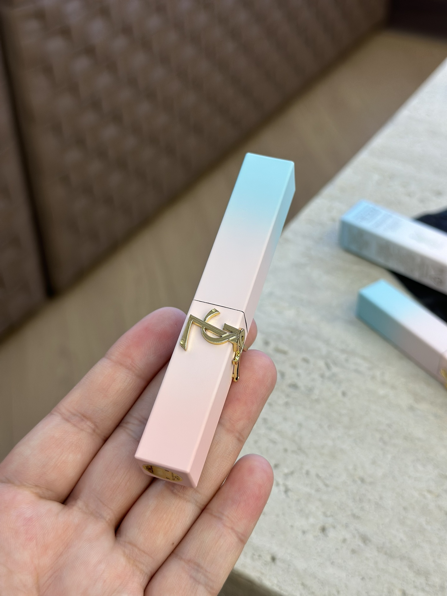 NO:809687,So beautiful that I can’t bear to use it!  The gradient tube body of twilight blue and dawn pink with the embossed logo is so beautiful that you won’t want to use it!  This stunning beauty is only available for one season, so don’t miss it!  !  !  , lipstick. lip glaze. lipstick19860909美到舍不得用！暮光蓝与黎明粉的渐变管身加上浮雕logo就是一整个美到舍不得用的程度！只出一季的绝世美貌,可千万别错过！！！,口红.唇釉.唇膏,accessory
