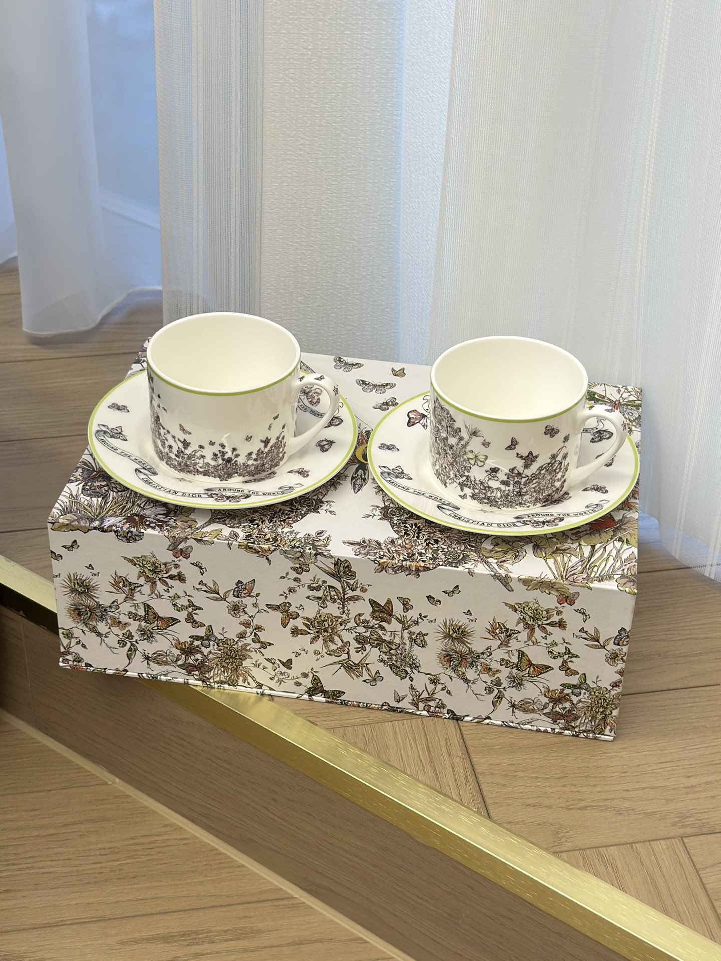NO:809711,Dijia presents the 'BUTTERFLYAROUND THE WORLD' pattern carefully designed by the artist IETRORUFFO. Numerous butterflies spread their wings and fly freely, showing infinite poetry. Smart golden butterflies open up a beautiful fantasy. On the occasion of the colorful festival, we invite you to enjoy the festive joy and spend the wonderful time together ~, tea set      cup, dior19860909迪家倾情呈现,由艺术家彼得罗鲁福（IETRORUFFO）精心设计的“蝴蝶环球漫游”（BUTTERFLYAROUND THE WORLD））图案, 纷繁蝴蝶展翅副飞,自由彰显无限诗意.灵动金蝶,开启臻美幻境.在缤纷节日到来之际,邀您一同畅享节日欢愉,沉漫美妙时光～,茶具    杯,accessory
