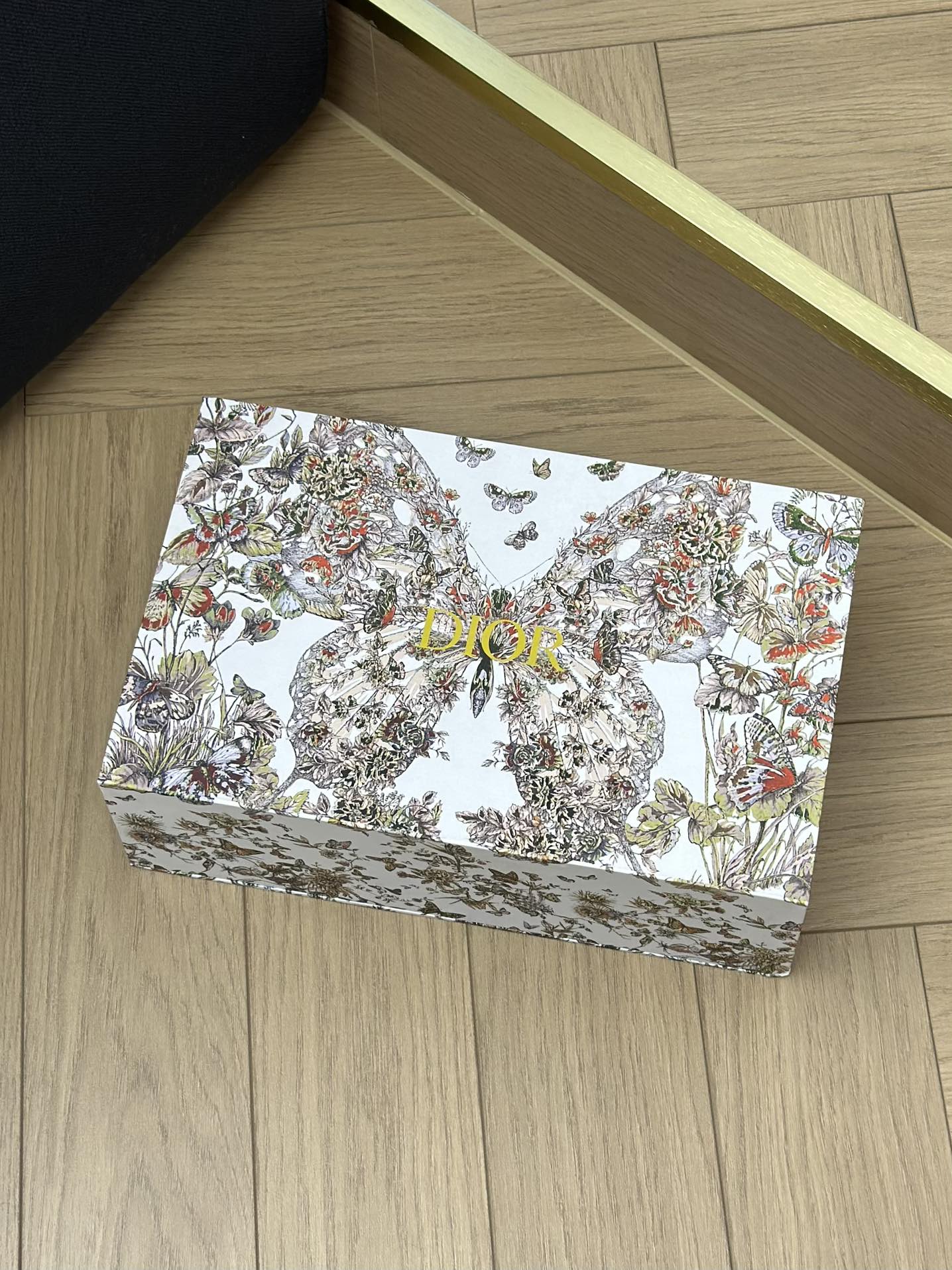 NO:809703,Dior's early spring series 'mug' with butterfly elements makes an elegant appearance. The pattern was designed by artist Pietro RUFFO!  In the Western world of the 18th century, the bow was regarded as a symbol of nobility!  The graceful and graceful butterflies turn into endless inspiration. The spiritual butterflies are intertwined with the flowers, vividly embellished with auras and soft shapes, renewing the elegant style with dexterous gestures, and the exquisite details interpret artistic inspiration!  Echoing the creative inspiration of the 2024 early spring series, this series is decorated with various flowers and butterflies that complement each other, showing romance, tea set      cup, dior19860909迪奥家早春系列蝴蝶元素“马克杯”优雅登场 该图案由艺术家皮耶特罗.鲁福（PIETRO RUFFO）操刀设计！18世纪的西方世界蝴蝶结被视为贵族的象征！翩然绮丽的蝴蝶化作无尽灵感,灵蝶与繁花交织,生动点缀灵气柔美造型以灵巧姿态焕新优雅风尚,精致细节诠释艺术灵感！与二零二四早春系列创作灵感呼应、此系列缀饰交相映衬的纷繁花卉与蝴蝶,尽显浪漫,茶具    杯,accessory