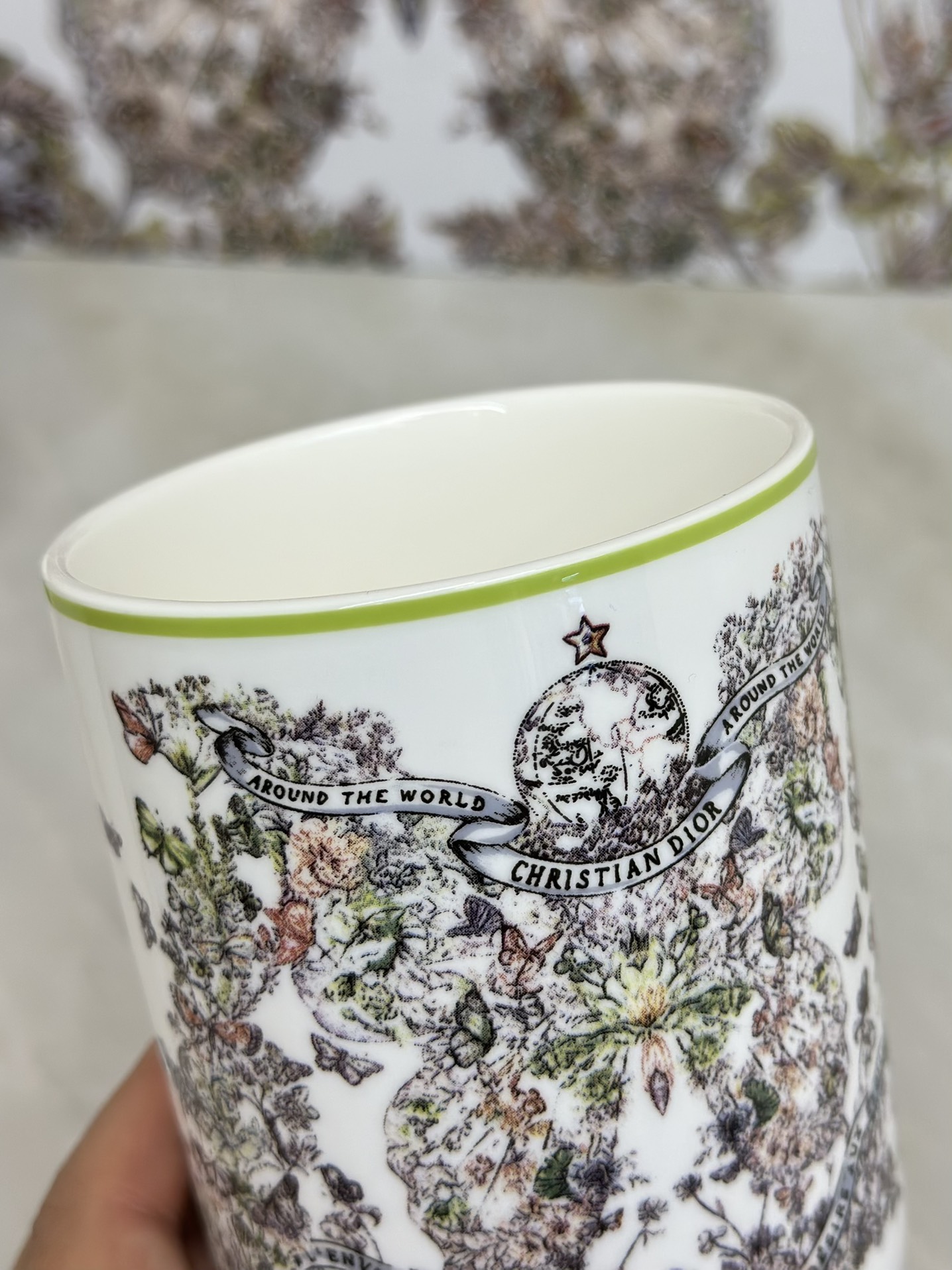 NO:809697,Dior Butterfly Mug. The cup full of butterflies makes the whole cup look lively~ It’s so vivid and beautiful!  !  !  , tea set      cup, dior19860909Dior 蝴蝶马克杯 满杯的蝴蝶让整个杯子显得神采奕奕～ 活灵活现的超美！！！,茶具    杯,accessory