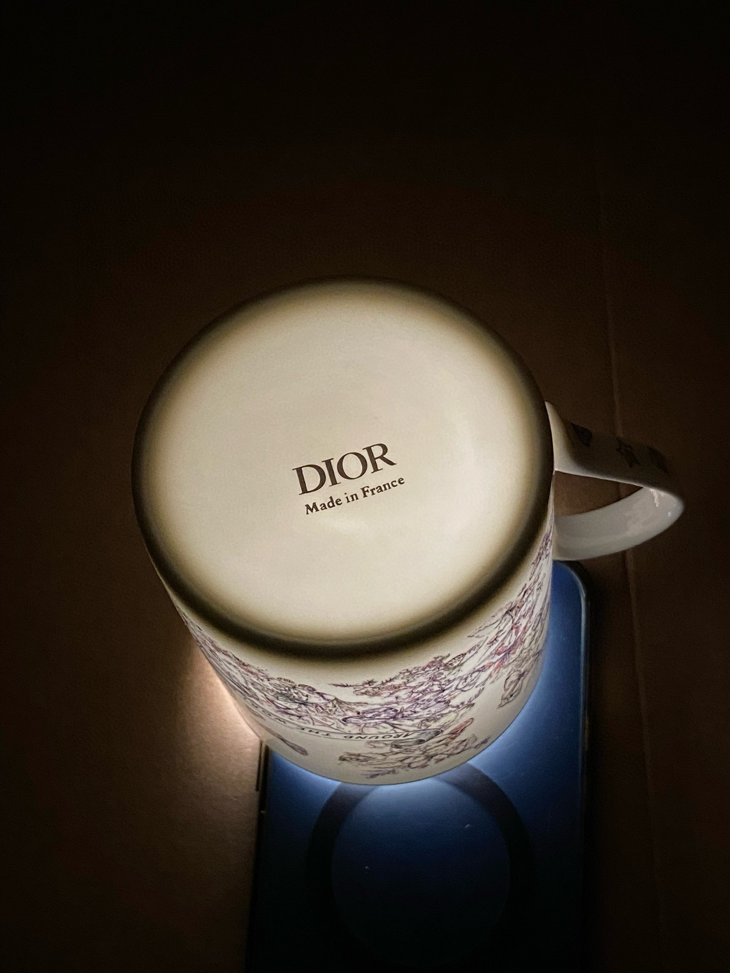 NO:809695,High quality, visible and tangible - the bone china cup under the light is added with 51 natural cow bone powder, which is white and translucent, exquisite and delicate. It has been inherited for more than 200 years. It is a practical art-level utensil. It is suitable for microwave ovens and dishwashers. It has better heat preservation and light transmittance, and is more durable. Tea set      cup19860909高品质 看得见 摸得着——灯光下的骨瓷杯 添加51天然牛骨粉,润白透亮,精致细腻,二百多年传承手工工艺,艺术品级的实用器. 适宜微波炉、洗碗机,保温性、透光性更好,更加经久耐用.,茶具,accessory