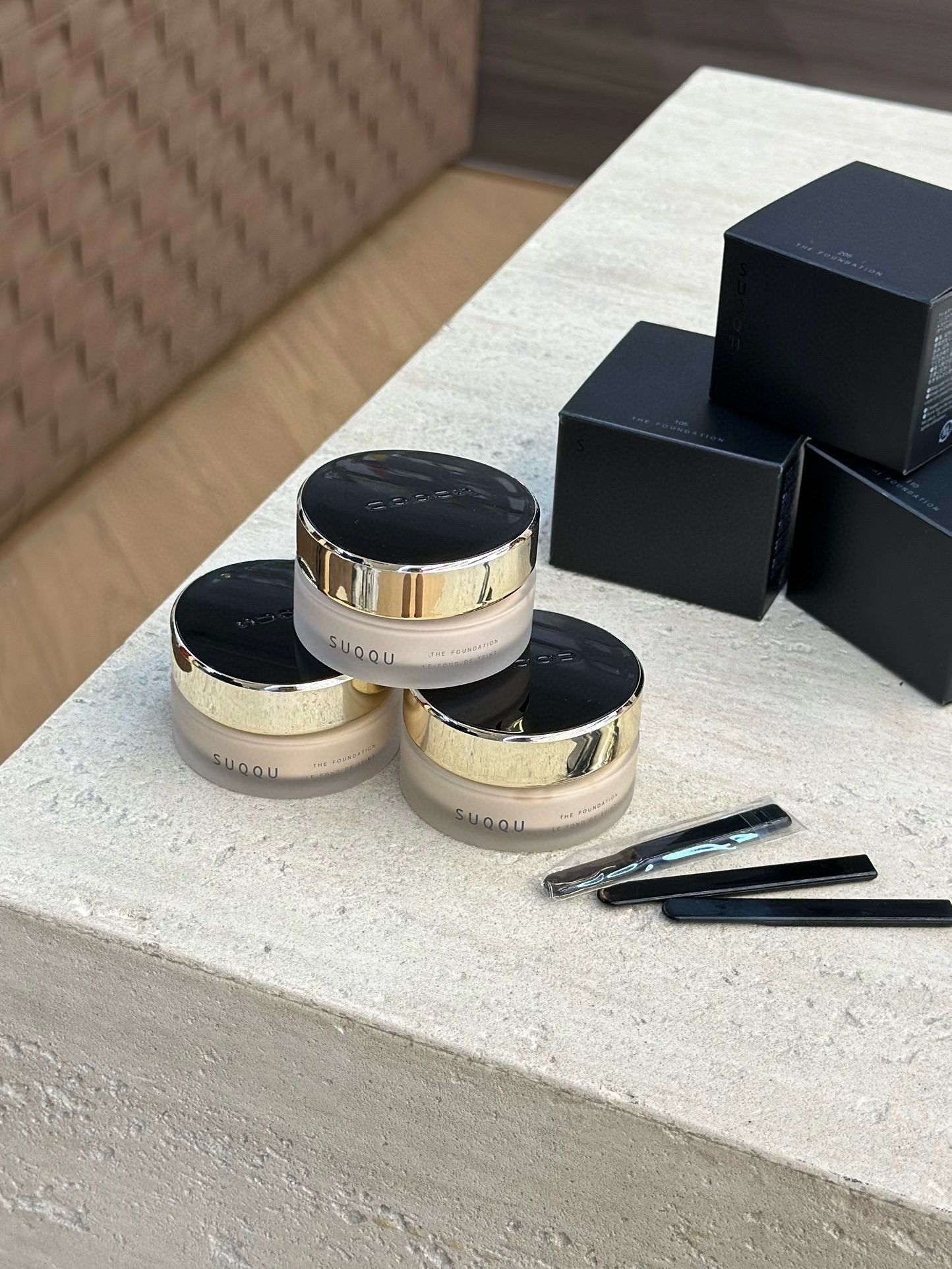 NO:809710,Suqqu's new golden lid (#) The upgraded version directly boosts the coverage and makeup-holding power. It blends into the skin after being applied to the face, creating a beautiful creamy skin and a visual sense. Who wouldn't love a base makeup that's conformable, light, and covers blemishes!  !  !  The new version of suqqu Suqqu Powder Cream (#) not only moisturizes the original luster, but also improves the coverage. It also has 13 kinds of beauty and moisturizing essences to create a 'royal cream foundation' with a dry makeup look. It can keep the makeup for a long time and become more beautiful as the night goes by. The new version of Suqqu Powder Cream (#) has returned to the ease of use of the original version. This bottle of powder is the god of mixed skin, and it becomes more beautiful as the night goes by!  It was the first spokesperson!  ,makeup19860909Suqqu新版金盖（#） 升级版直接让遮瑕力和持妆力双双飙升 上脸后融进皮肤 打出漂亮的奶油肌即视感 服贴轻薄还遮瑕的底妆谁能不爱呢！！！ suqqu苏酷粉霜新版（#） 保湿原光泽感的同时,提高了更好的遮瑕力,另外还有13种美容保湿精华,打造出具有干爽妆感“王道奶油粉底”.长时间保持妆感时效,越夜越美丽. Suqqu粉霜新款（#） 回到了最初版的好用程度、这瓶粉霜就是混合皮的神 而且越夜越美丽！最初代言人就是它！,彩妆,accessory