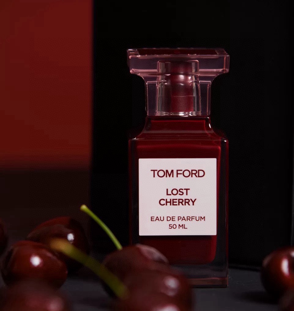 TF lost cherryo🍒
酸酸甜甜的像极了爱情✨
初闻非常抓人，酸甜可口的果香与杏仁融合的恰到好处～甜美中又带有一丝耐人寻味的微苦，如同美丽中裹挟着危险感的少女。然后会有一种木质香幽幽萦绕在鼻尖，温暖又安稳，意犹未尽❤️