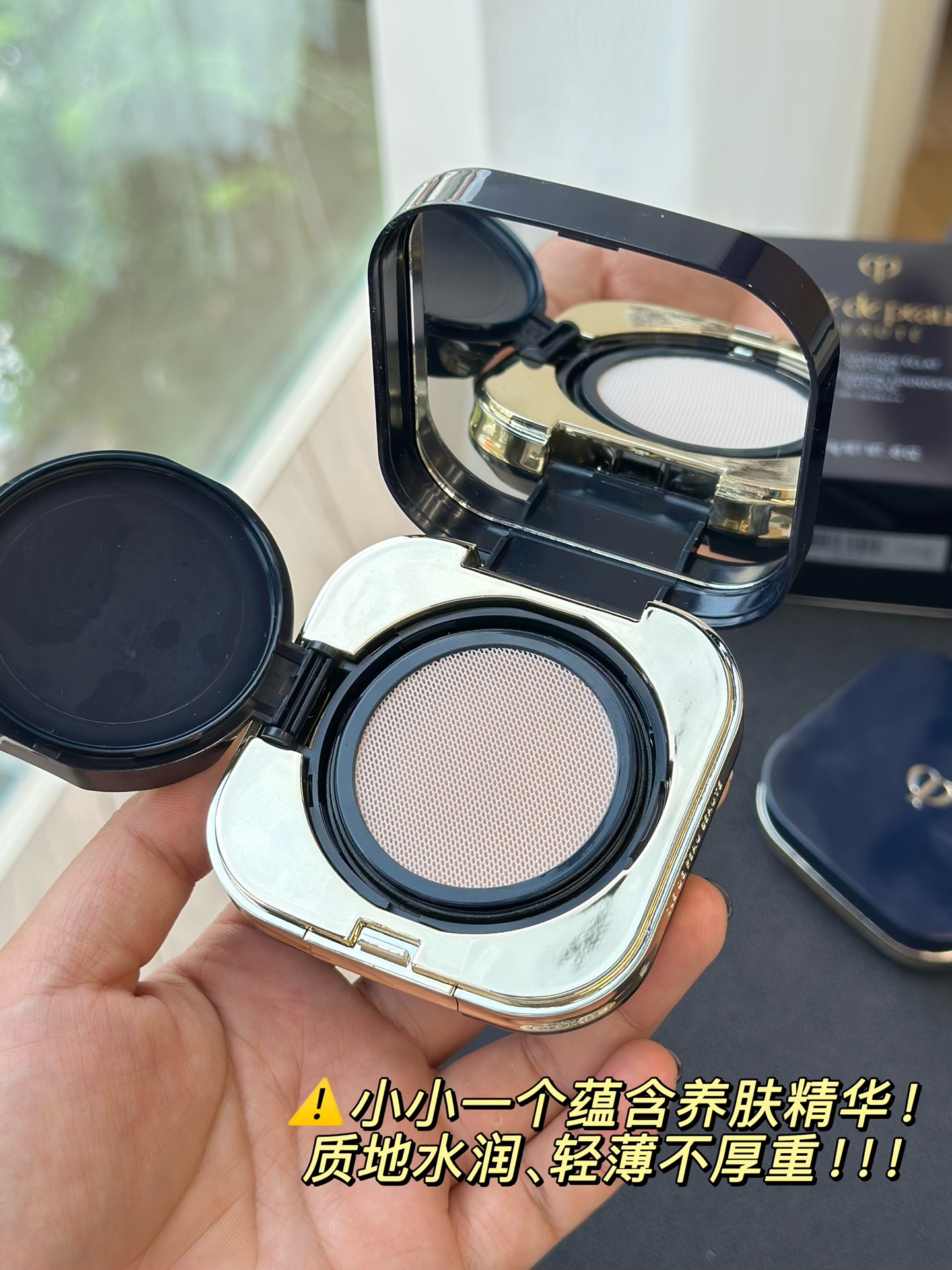 NO:810559,This air cushion uses the brand's specially developed 'makeup light control technology', which can excellently modify skin texture and cover up blemishes. It also adds high-concentration moisturizing ingredients and 'morning dew rose essence'!  It provides comprehensive and luxurious skin care and nourishment while applying makeup. The powder is fine, and the texture is thick but highly malleable. It has a strong skin-melting feel on the upper face. It is equipped with a unique crescent air cushion that can perfectly fit details such as under the eyes, nose and lips. In addition, it also has SPF/PA+++ sun protection index, which can meet daily sun protection needs!  !  ,makeup19860909这款气垫采用了品牌专研的“凝妆控光技术”,能出色地修饰肌肤纹理、掩盖瑕疵,还添加了高浓度保湿成分和“晨露玫瑰臻萃”！上妆的同时给予肌肤全面奢护润养.粉质细腻,质地虽厚但延展性高,上脸融肤感强,配有独特的月牙气垫扑,可完美贴合眼下、鼻翼及唇周等细节部位.此外,它还具有SPF/PA+++的防晒指数,能满足日常防晒需求！！,彩妆,accessory