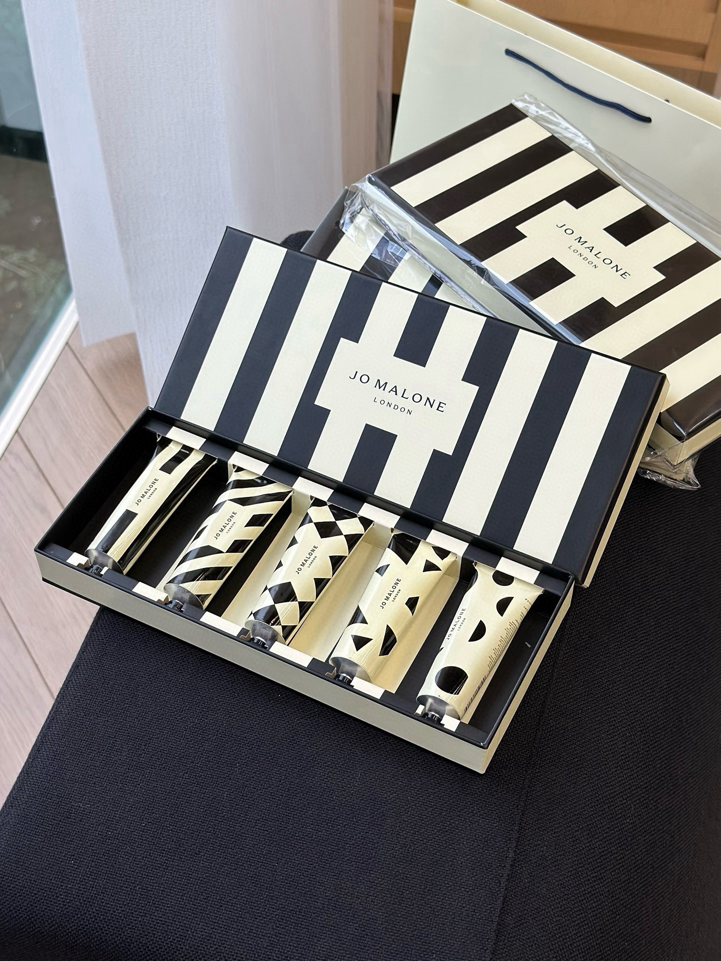 NO:810132,This five-piece set is perfect as a gift!  !  !  First of all, the Jo Malone brand itself is quite popular, the packaging is simple and high-end, and it doesn’t look shabby in your hand!  !  !  Secondly, the five flavors are all classic, so they are not picky!  !  !  No matter whether the other party likes something fresh (such as lime, blue wind chime), something gentle (such as English pear, peony), or something with a bit of personality (sage sea salt), there is always one that can hit the mark. Furthermore, the 30ml bottle is not too big or too small, so it is convenient to put in your bag or in the office. It is not sticky when used in summer, and it is also very practical!  !  !  Whether it’s a gift for a best friend, colleague, or girlfriend, it will appear that you know how to choose, are thoughtful but not exaggerated ~ Hand Cream19860909这五件套送人也特合适！！！ 首先,祖玛珑这牌子本身就挺有面儿,包装简约高级,拿在手里不寒碜！！！ 其次,五个味道都是经典款,不挑人！！！ 不管对方喜欢清新挂的（比如青柠、蓝风铃）,还是温柔挂的（比如英国梨、牡丹）,或者带点个性的（鼠尾草海盐）,总有一款能戳中. 再者,30ml一支不大不小,放包里、放办公室都方便,夏天用着不黏糊,实用性也强！！！不管是送闺蜜、同事,还是女朋友,都显得你会挑,有心又不浮夸～,护手霜,accessory