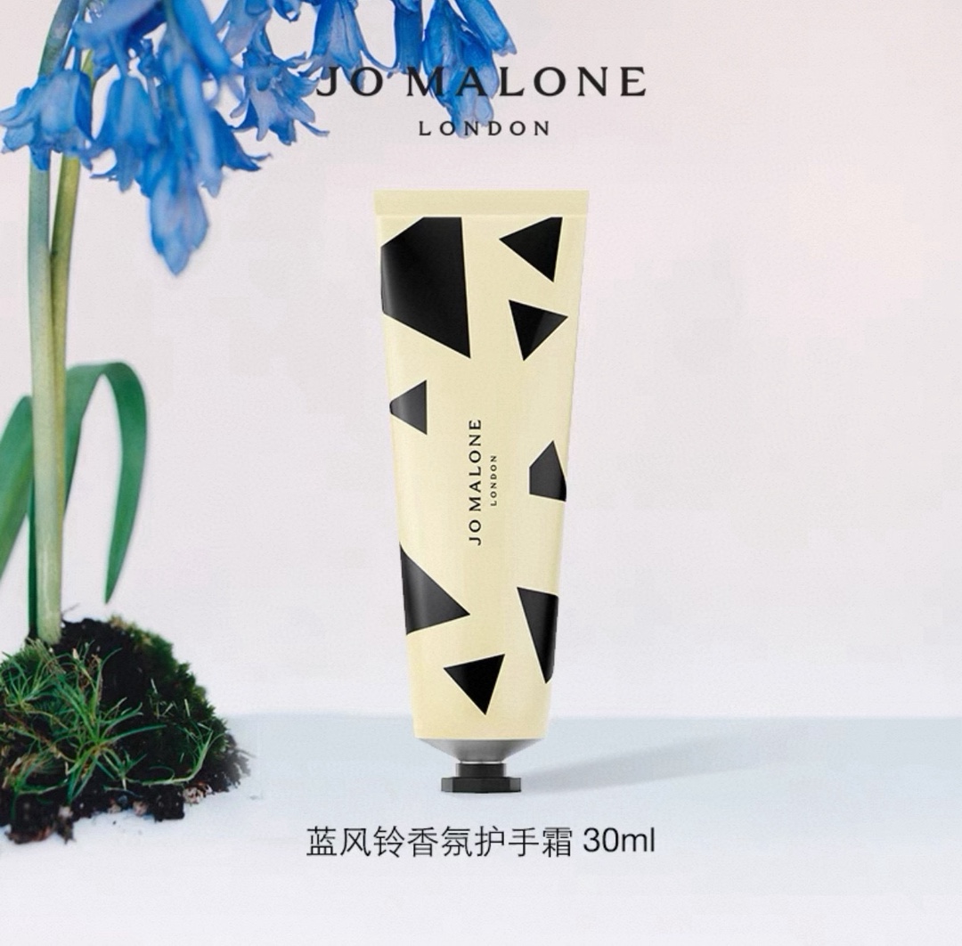 NO:810123,The packaging of the hand cream is mainly black and white, and the bottle has a black and white geometric pattern, which is simple and fashionable. The overall design style continues Jo Malone's usual British style, giving people a low-key luxury feeling. The outer packaging box of the set is also matched with black and white stripes, and the brand logo of 'JO MALONE' is printed on the box, which looks very delicate. The five hand creams are neatly placed in the box. From the appearance, it is very beautiful and full of style. Hand Cream19860909护手霜的包装以黑白色调为主,瓶身有黑白相间的几何图案,简约又时尚.整体设计风格延续了祖玛珑一贯的英伦风,给人一种低调奢华的感觉.套装的外包装盒也是黑白条纹搭配,盒上印有“JO MALONE”的品牌标识,显得非常精致.五支护手霜整齐地摆放在盒内,从外观上看,十分美观且富有格调.,护手霜,accessory