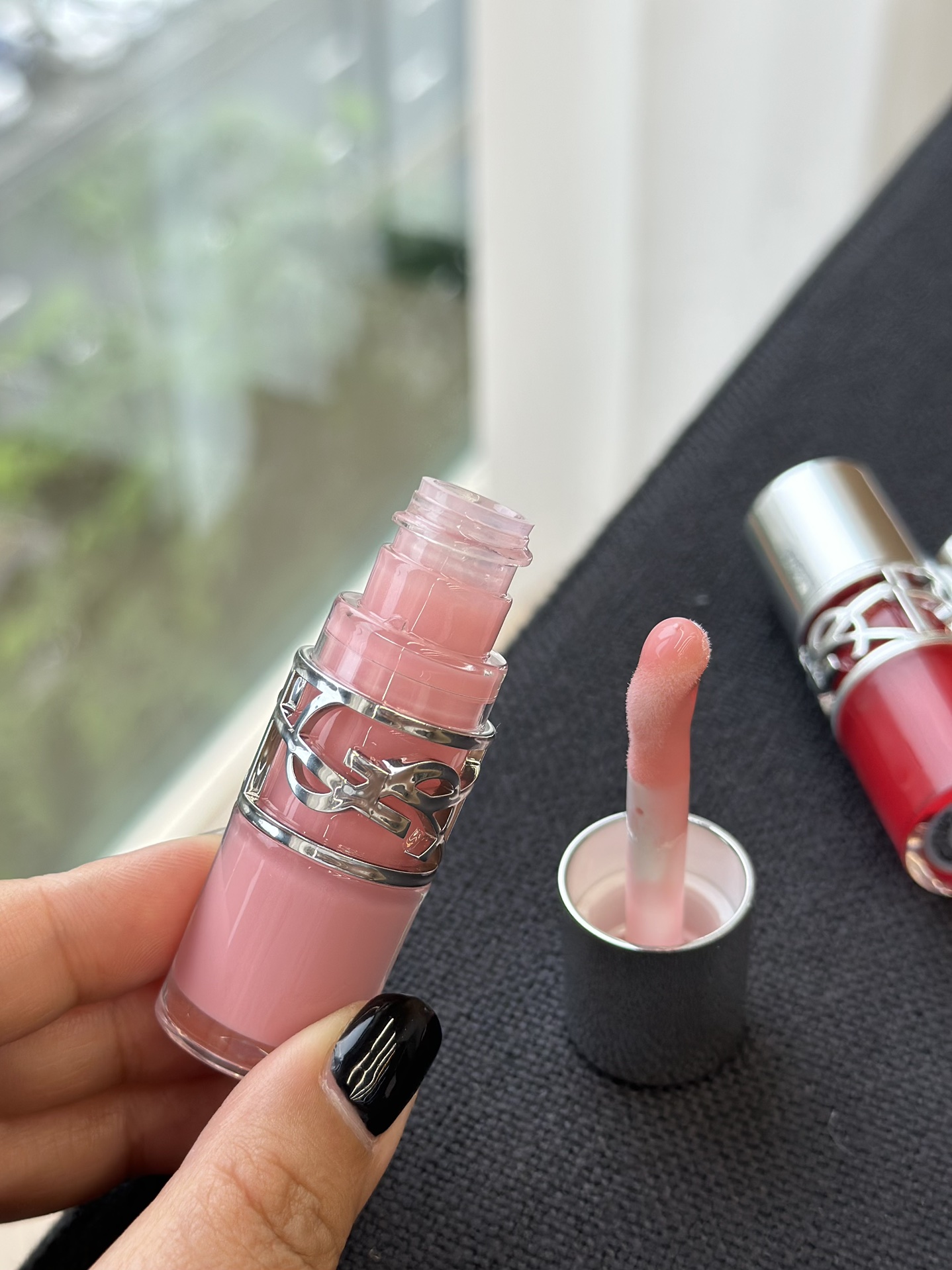 NO:810178,Sheng Luo Lan's lip jelly feels amazing on the lips. The moment you put it on your lips, it's like sipping an iced jelly on your mouth. It's super cool and comfortable, and there's no sticky feeling at all. It feels light when you move your mouth. The film formation speed is also fast, and the film feels as thin as your own lip skin. It doesn't fall off easily when you drink or eat, and the durability is really surprising. And its 'pop feeling' is amazing!  It's not the kind of fake gloss, but the full and moist luster that comes from the lip flesh. It's like the naturally good lip color has been brightened up. The lip lines are filled in nicely. From a distance and up close, it looks so tender that it can squeeze out water.  The best thing is that it is friendly to all kinds of lip conditions. Even if your mouth is a bit dry, it won't make the lips look patchy. On the contrary, it will become moister the more you apply it, and it won't dry out even after wearing it for a long time. After removing it, your mouth will still be soft and tender. This is not a lip glaze, it is simply a colored lip essence!  !  !  !  , lipstick. lip glaze. lipstick19860909圣luo兰这款唇冻的上嘴感简直绝了 上嘴那一刻简直像把冰镇果冻抿在了嘴上,凉丝丝的超舒服,完全没有黏糊糊的负担感,嘴巴动起来都觉得轻盈.成膜速度也快,膜感薄得像自己的唇皮,喝水吃饭轻轻碰都不容易掉,持久度真的惊喜. 而且它那个“啵啵感”绝了！不是那种假润的油亮,是从唇肉里透出来的饱满水光,像天生的好唇色被点亮了一样,唇纹都被填得乖乖的,远看近看都透着一股嫩得能掐出水的劲儿. 最绝的是对各种唇况都友好,哪怕嘴巴有点干,涂它也不会卡纹显斑驳,反而越抿越润,带妆久了也不拔干,卸了之后嘴巴还是软软嫩嫩的,这哪是唇釉啊,简直是带色的润唇精华！！！！,口红.唇釉.唇膏,accessory